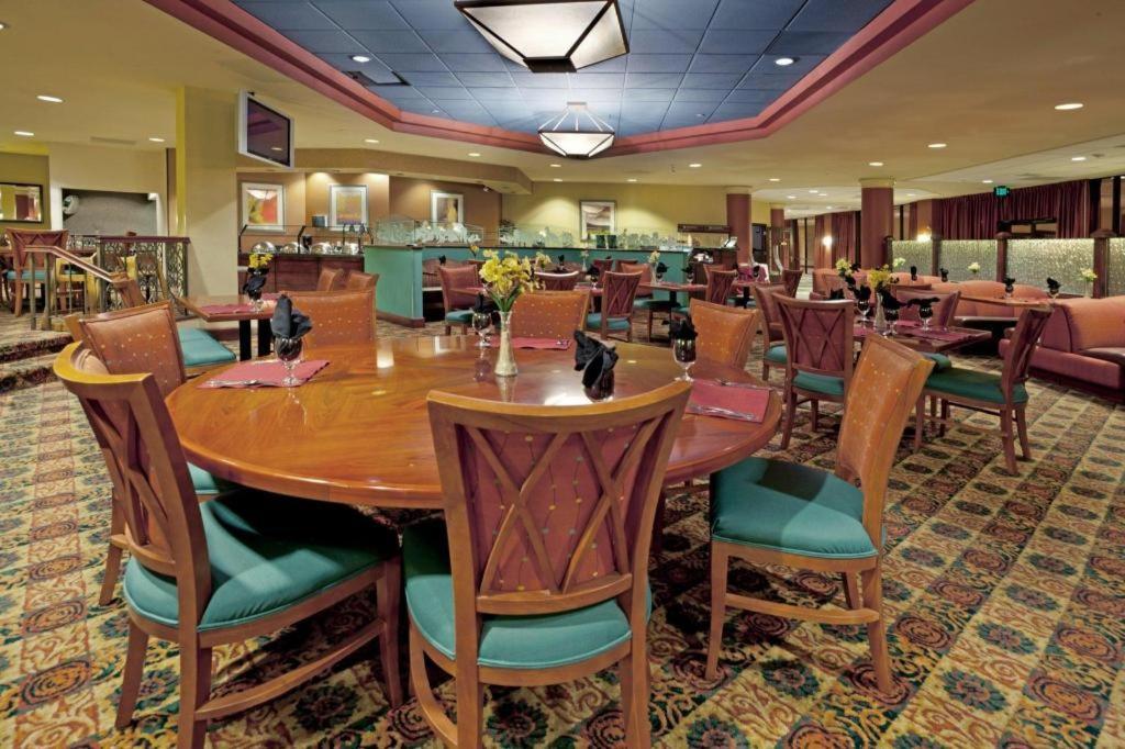 Radisson Hotel Austin - University photo 10