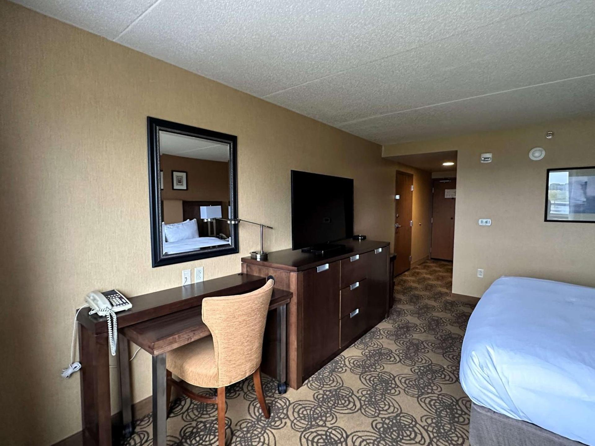 DoubleTree by Hilton Bay City - Riverfront photo 48