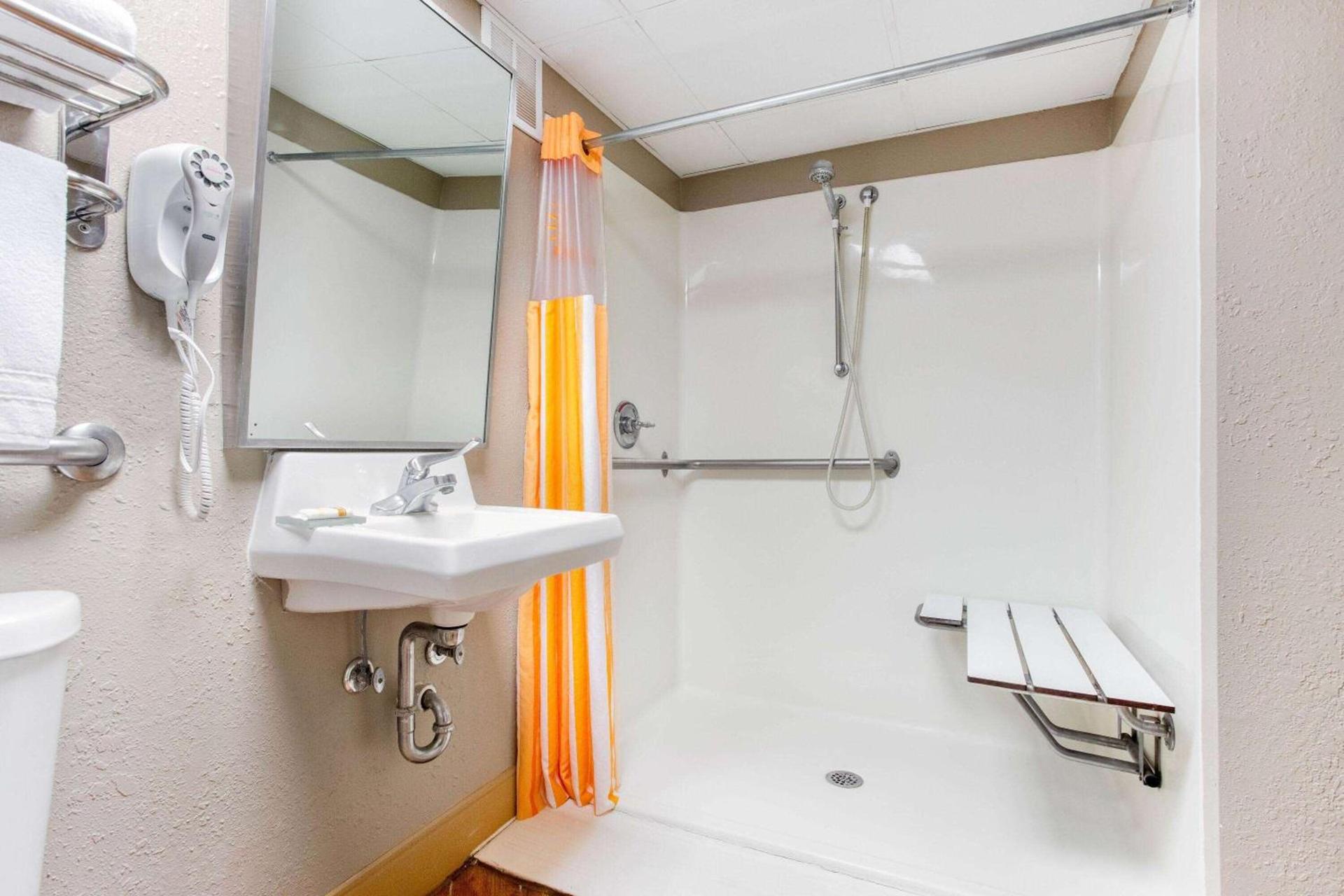 La Quinta by Wyndham Indianapolis South photo 9