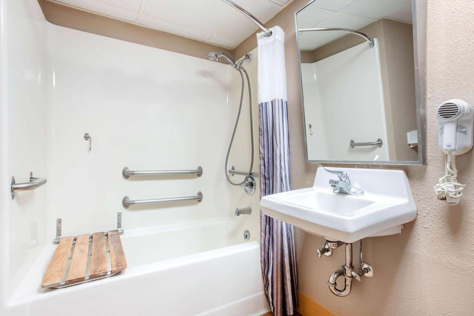 La Quinta by Wyndham Indianapolis South photo 10