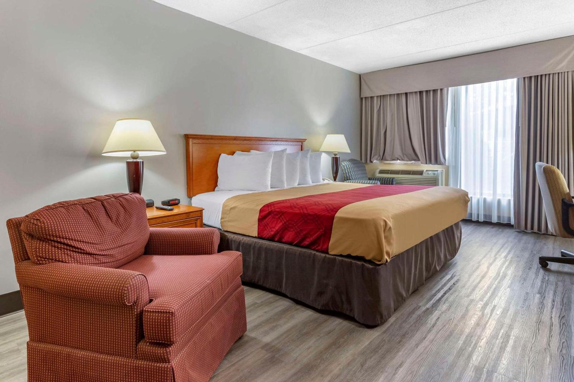 Econo Lodge & Suites Southern Pines - Pinehurst photo 4