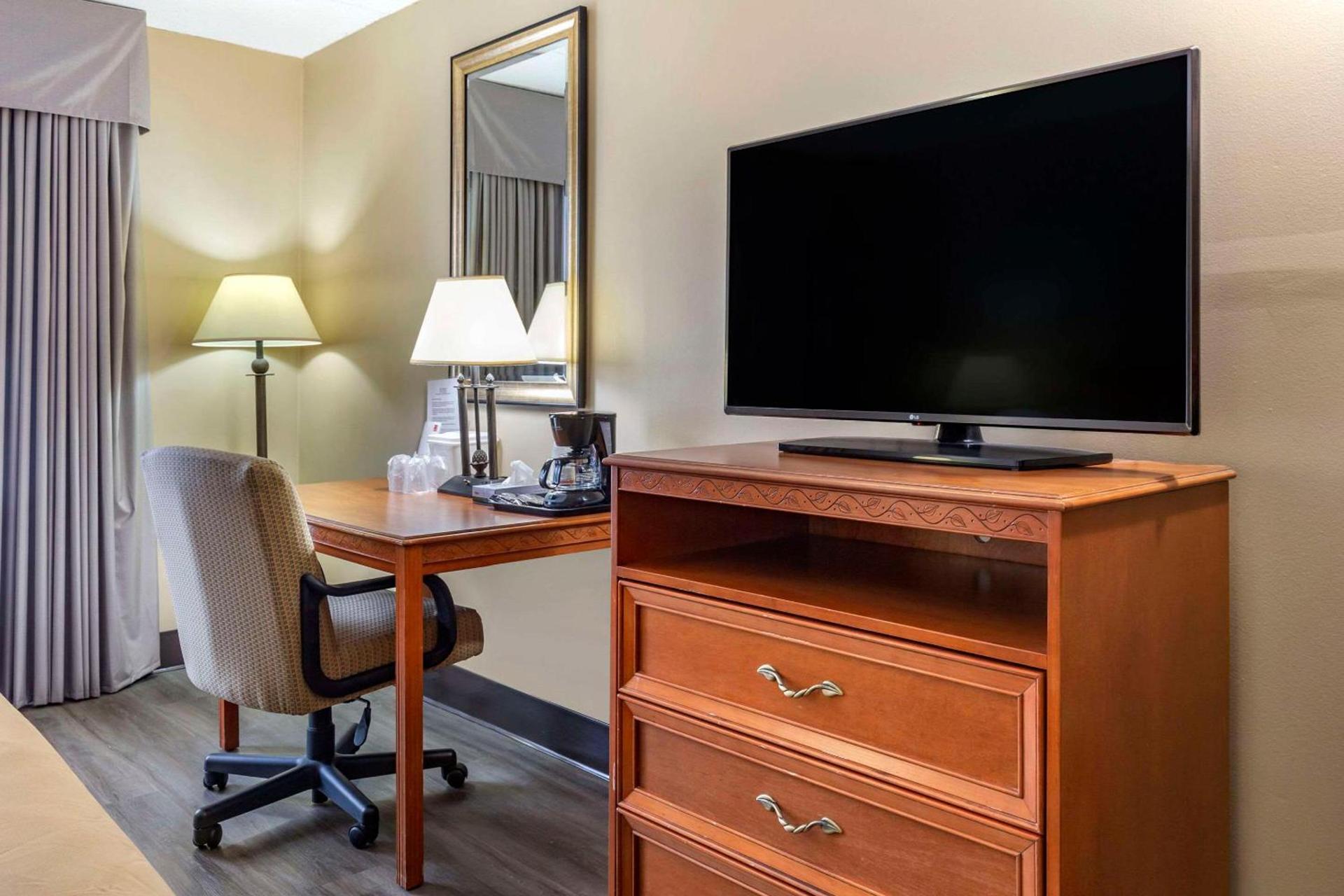 Econo Lodge & Suites Southern Pines - Pinehurst photo 5