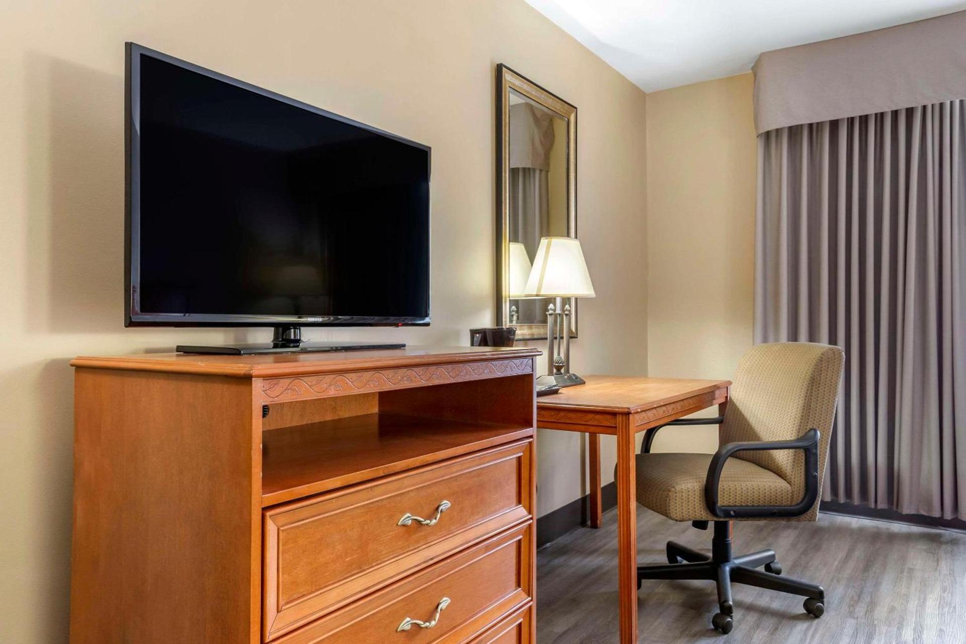 Econo Lodge & Suites Southern Pines - Pinehurst photo 9