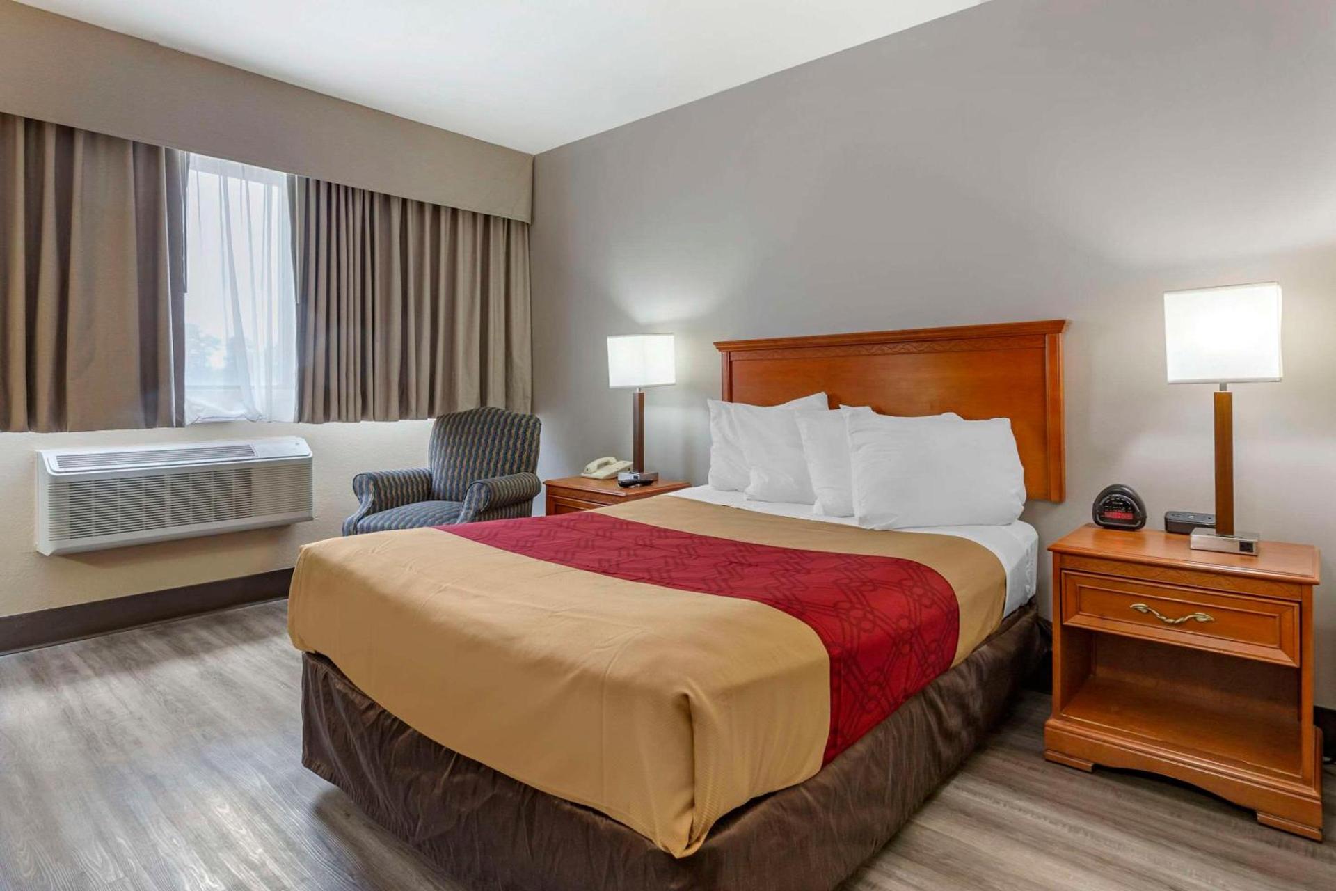 Econo Lodge & Suites Southern Pines - Pinehurst photo 10