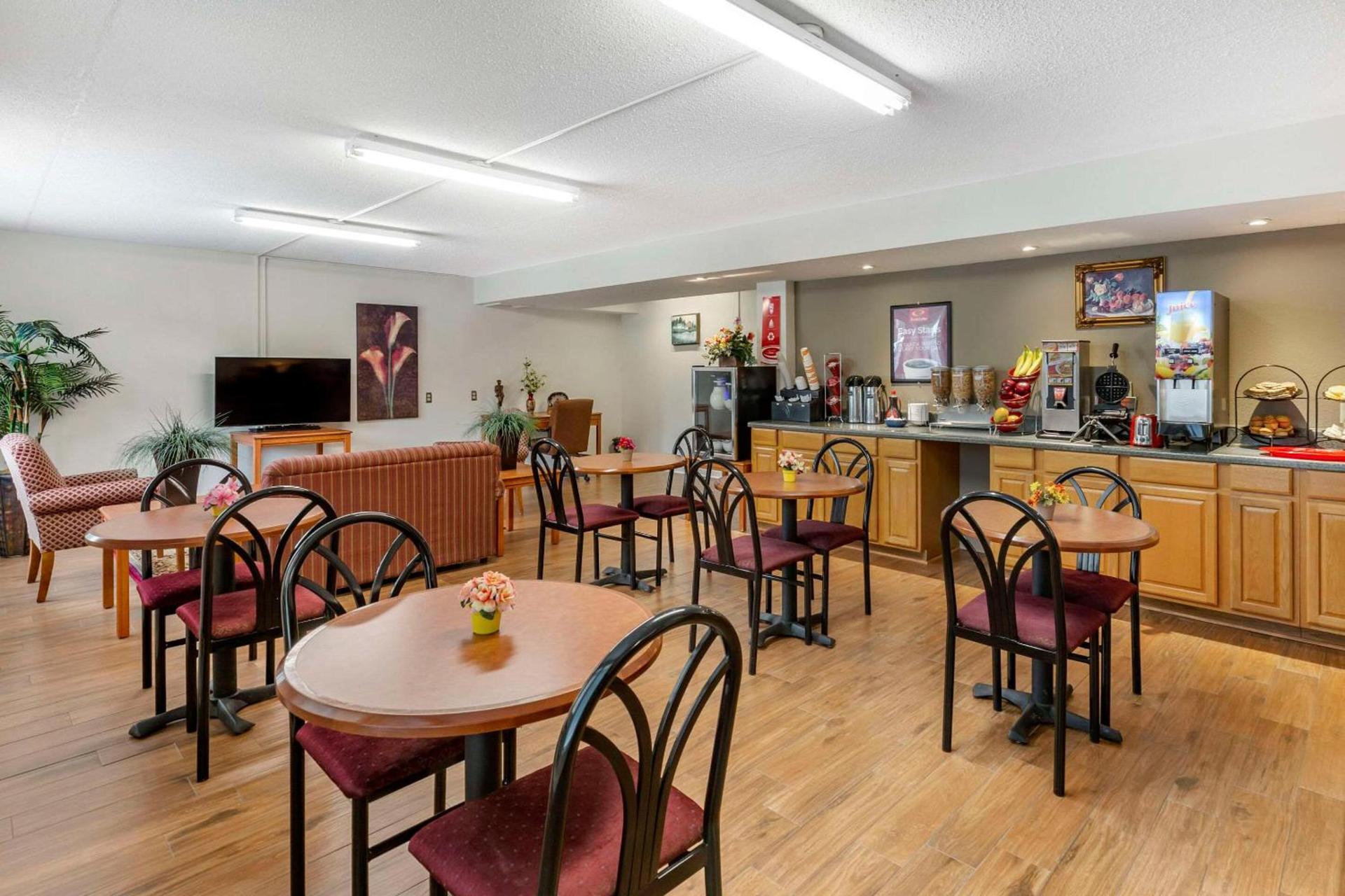 Econo Lodge & Suites Southern Pines - Pinehurst photo 18