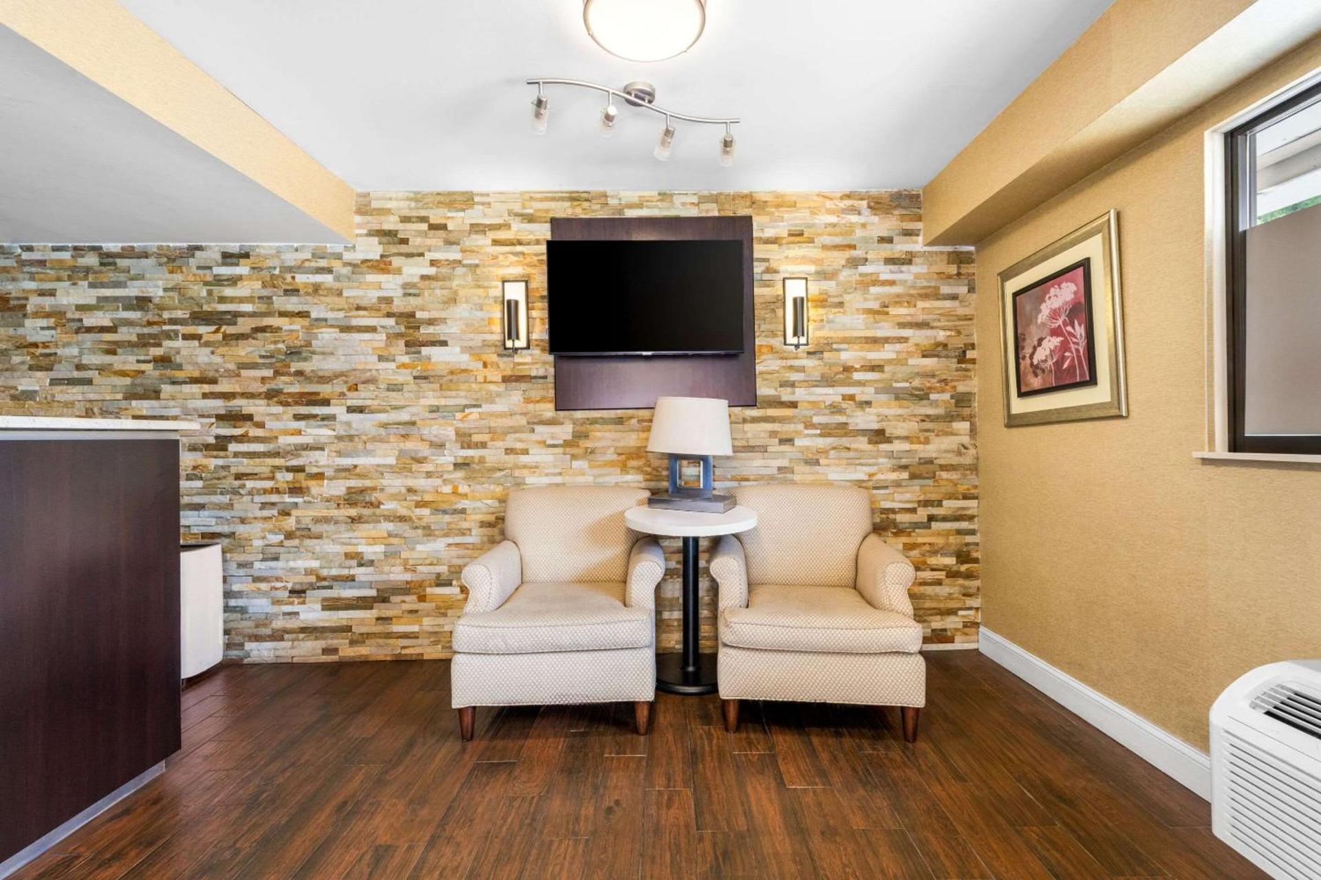 Econo Lodge Charlotte Airport photo 9