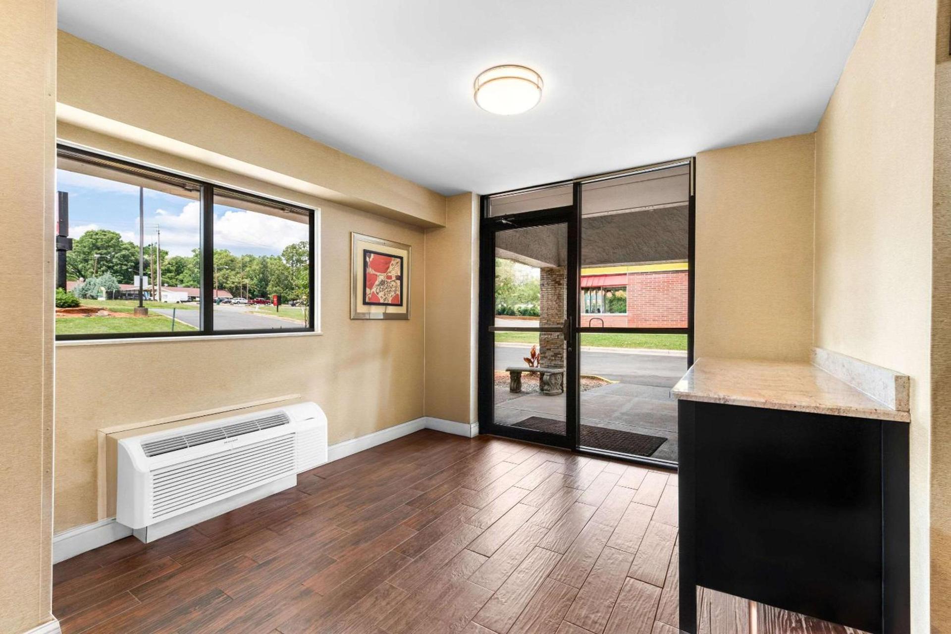 Econo Lodge Charlotte Airport photo 11