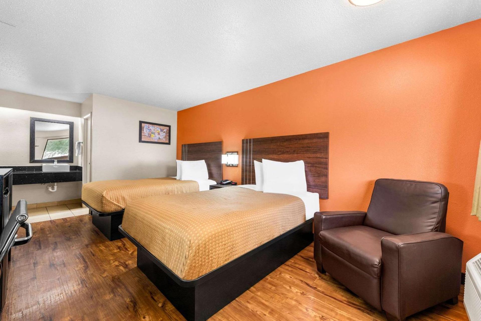 Econo Lodge Charlotte Airport photo 12