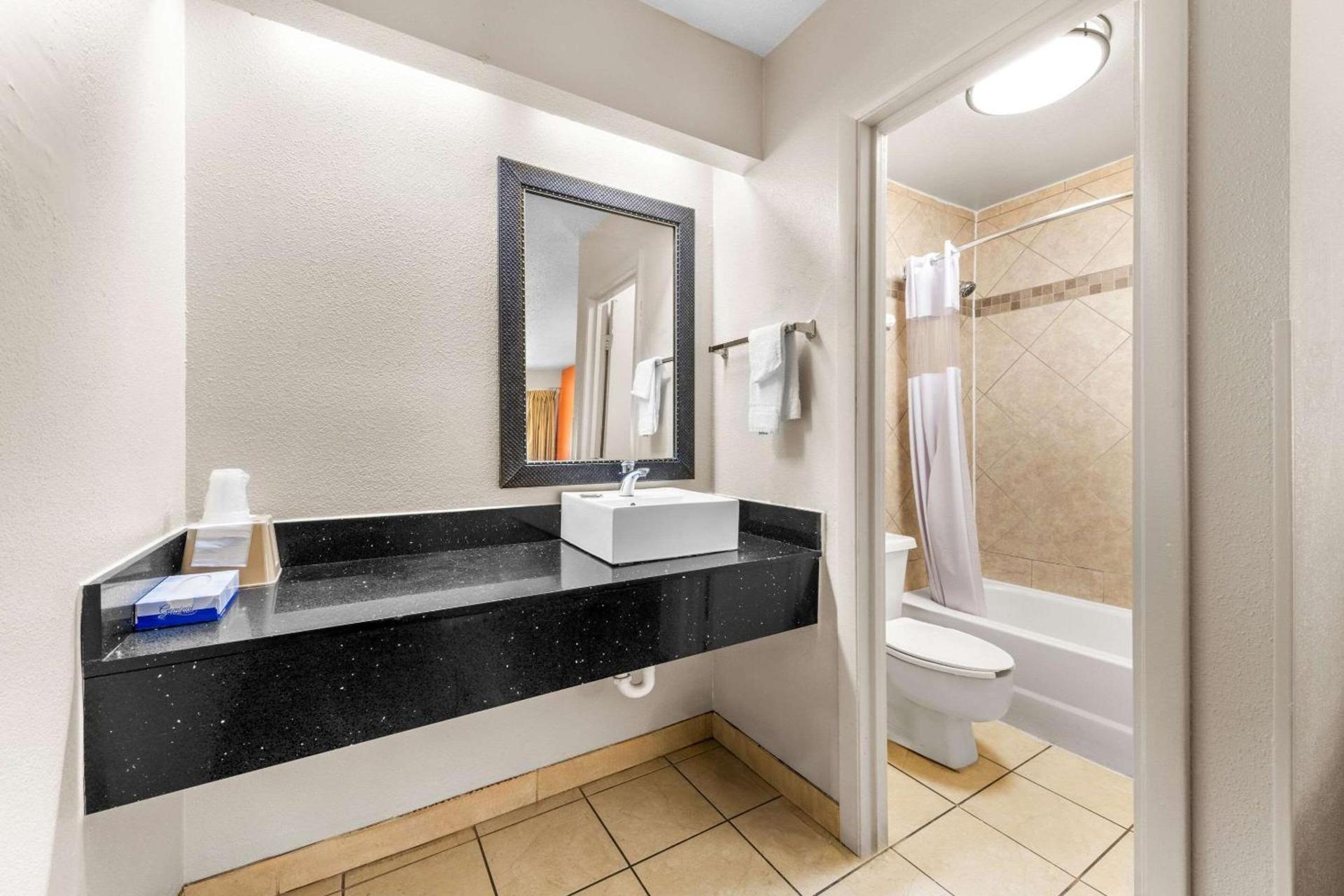 Econo Lodge Charlotte Airport photo 16