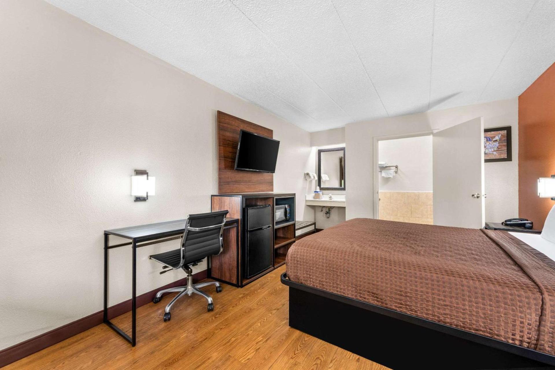 Econo Lodge Charlotte Airport photo 23