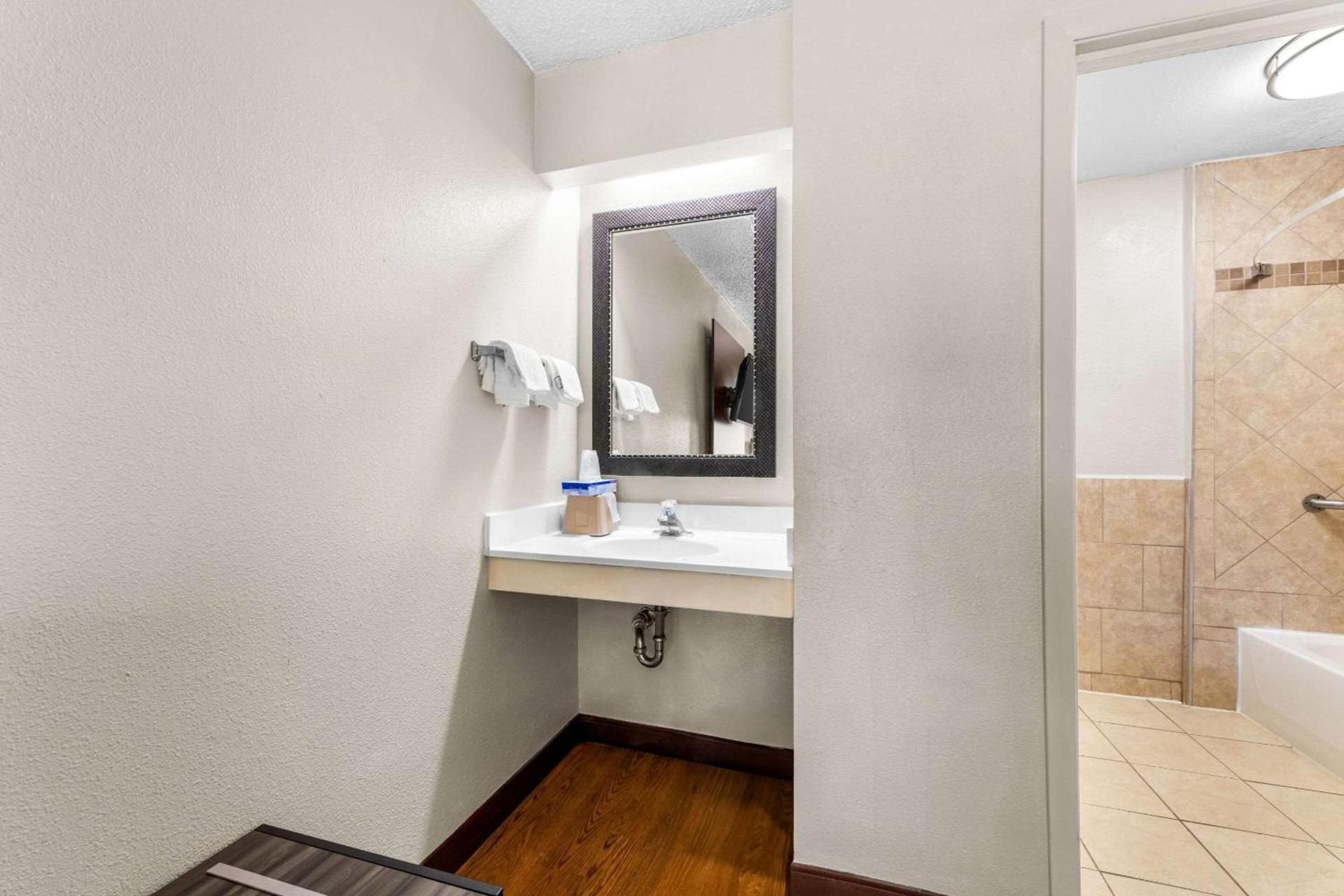 Econo Lodge Charlotte Airport photo 27