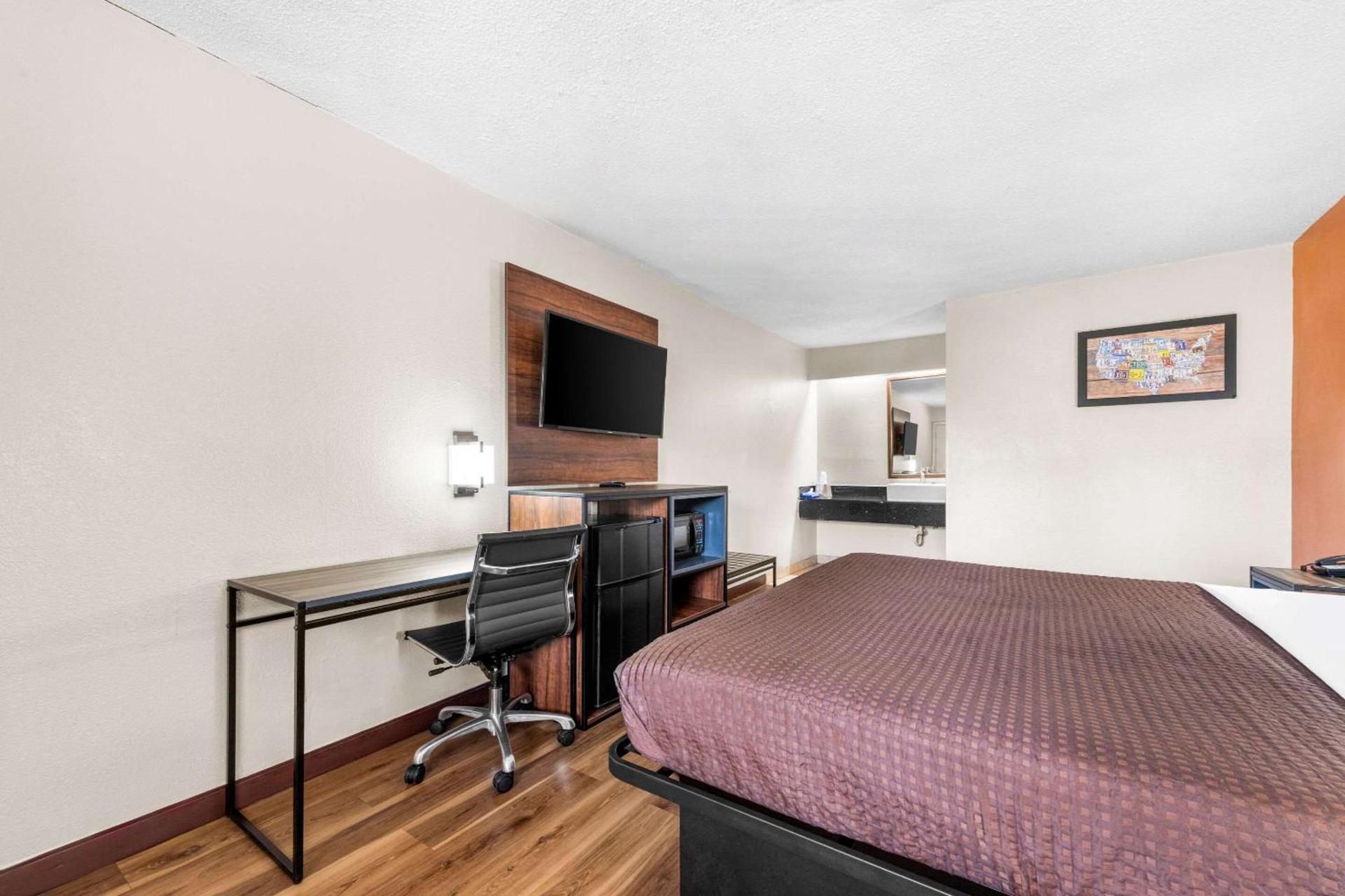 Econo Lodge Charlotte Airport photo 29