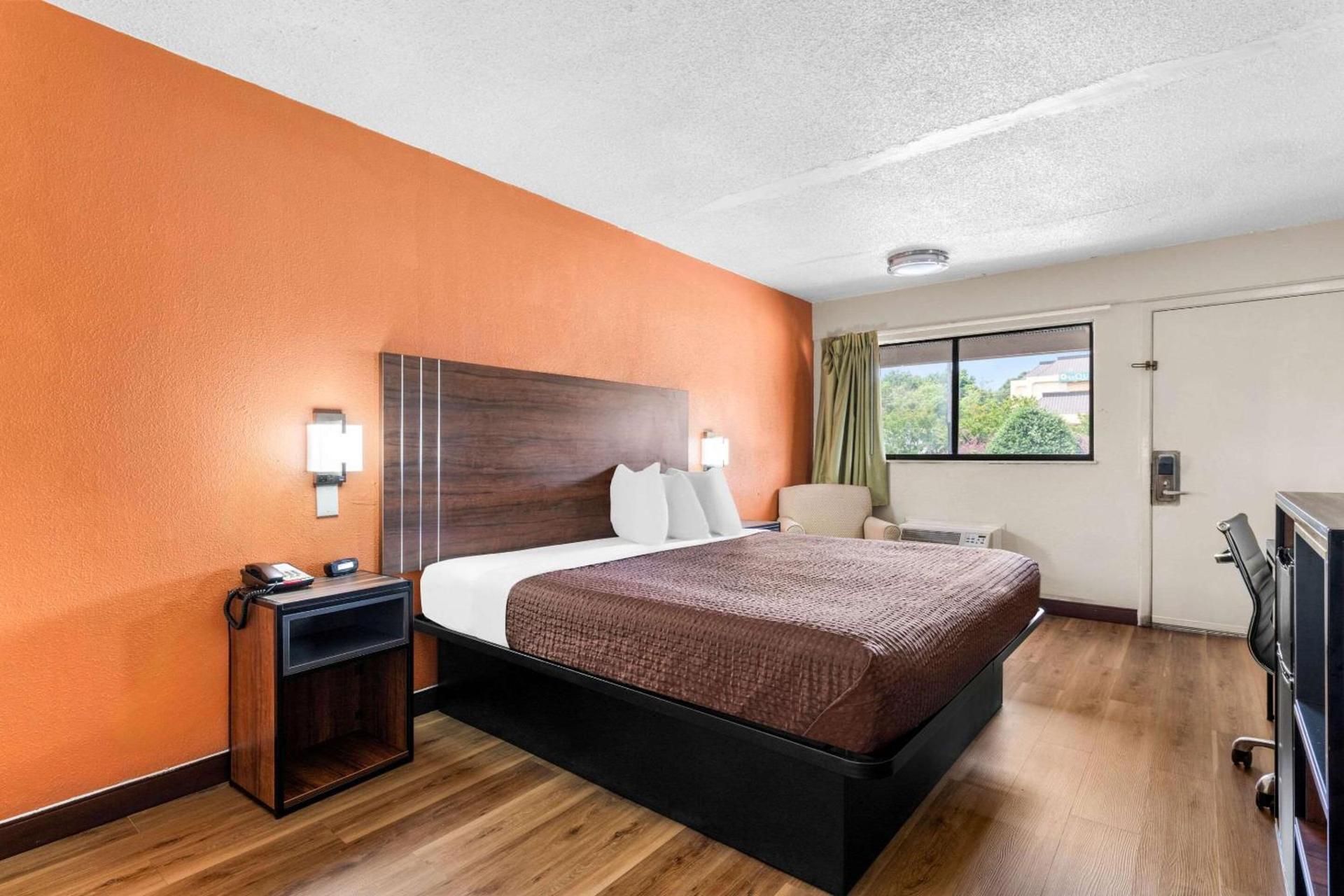 Econo Lodge Charlotte Airport photo 30