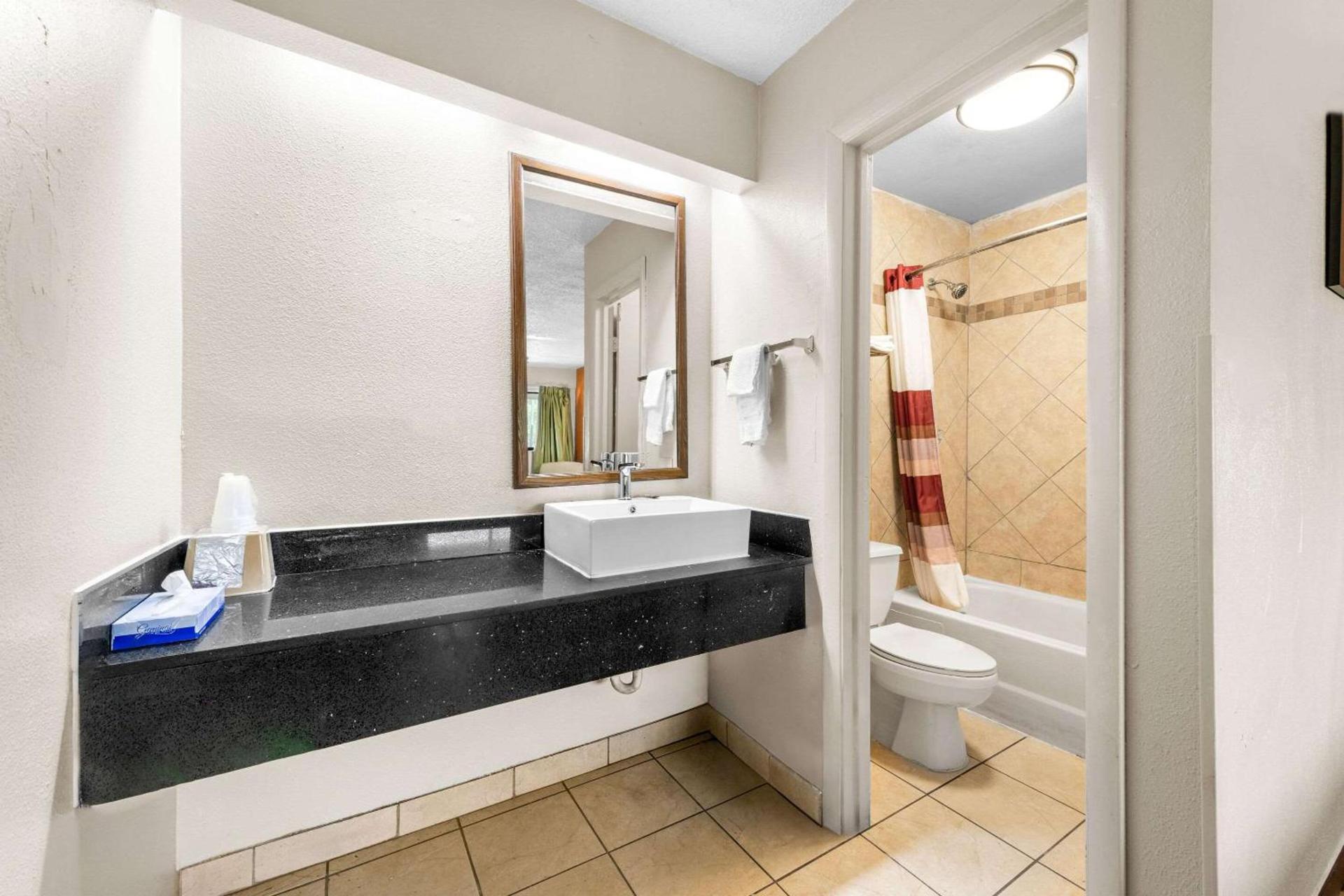 Econo Lodge Charlotte Airport photo 31