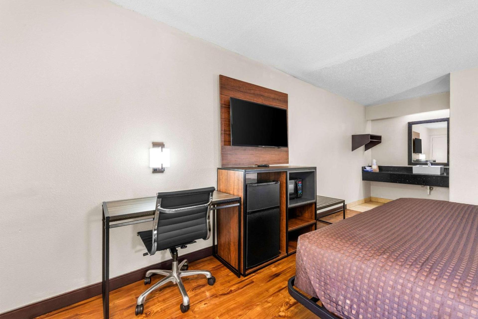 Econo Lodge Charlotte Airport photo 34