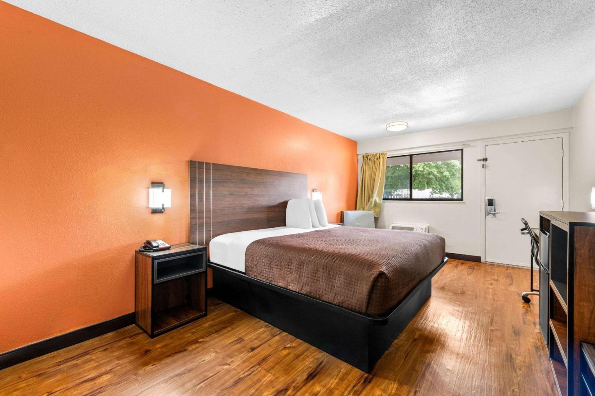 Econo Lodge Charlotte Airport photo 35