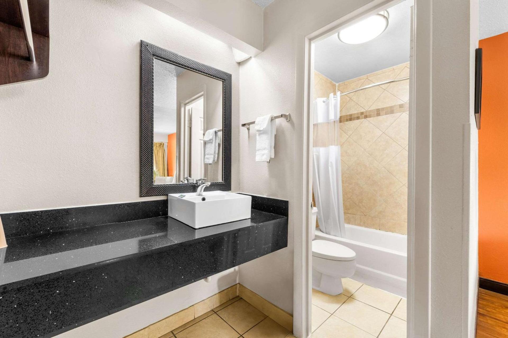 Econo Lodge Charlotte Airport photo 36