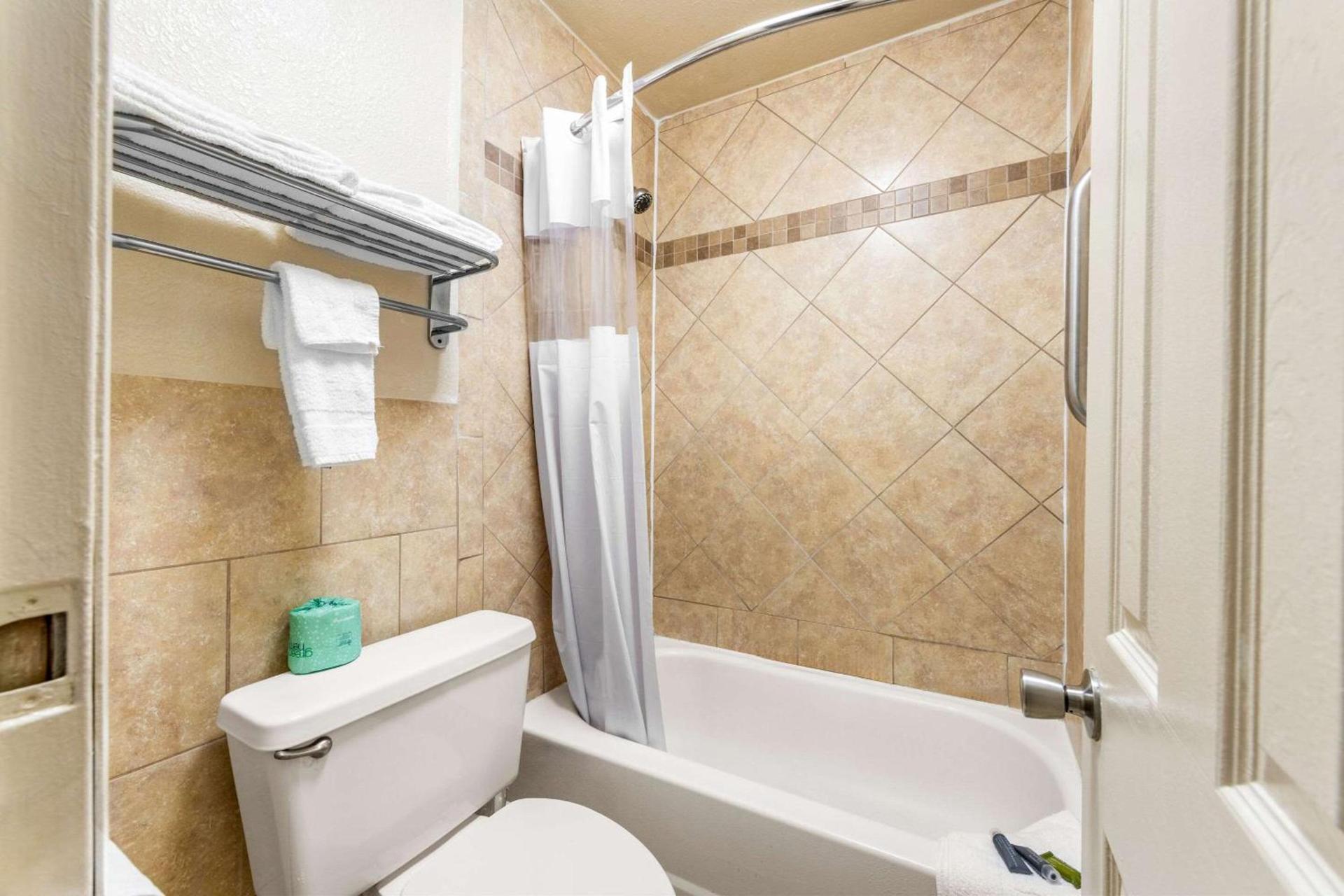 Econo Lodge Charlotte Airport photo 37