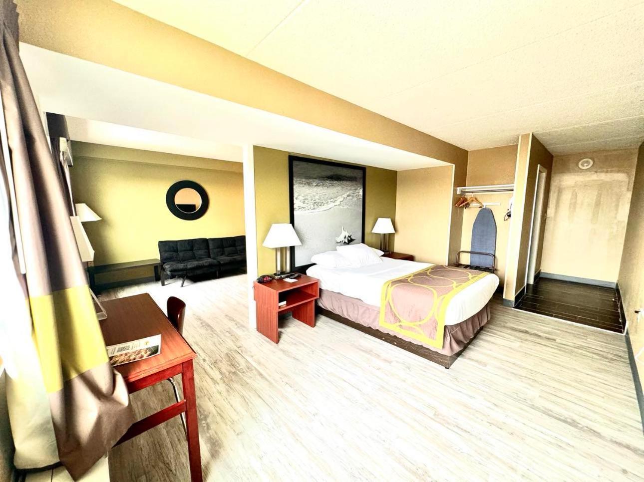 Super 8 by Wyndham Frederick photo 27