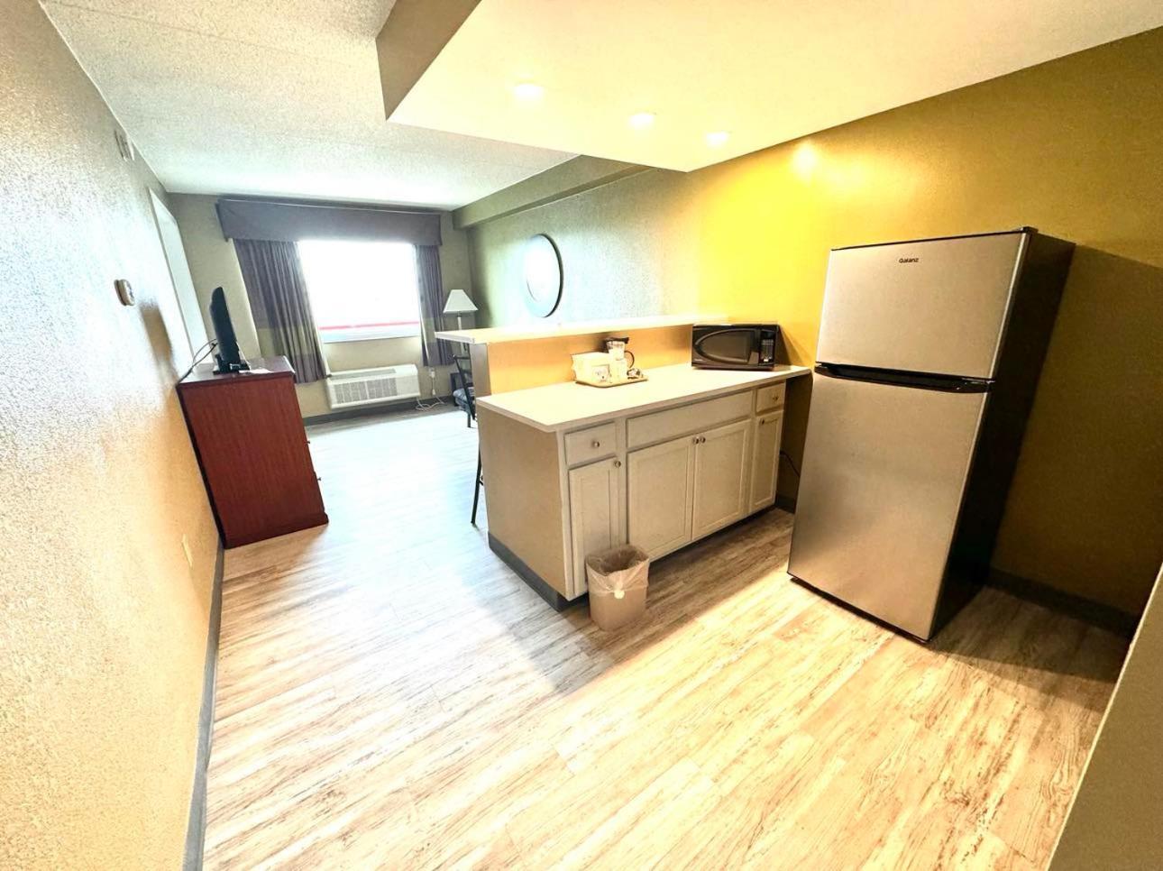 Super 8 by Wyndham Frederick photo 29