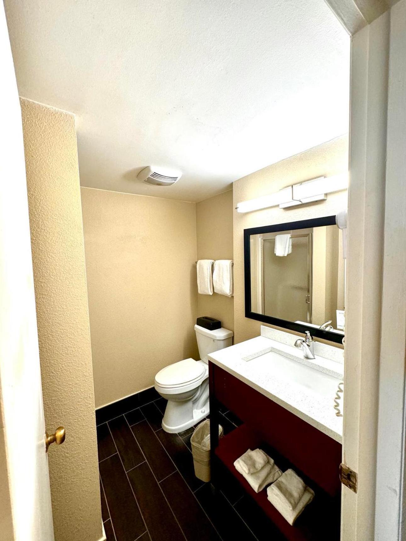 Super 8 by Wyndham Frederick photo 31