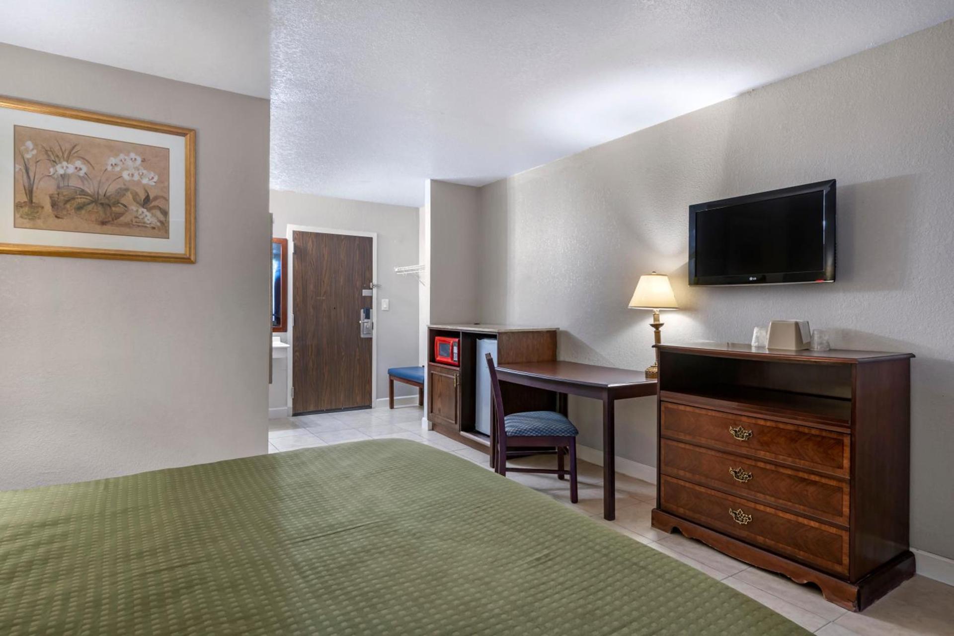 Rodeway Inn Clermont North photo 6