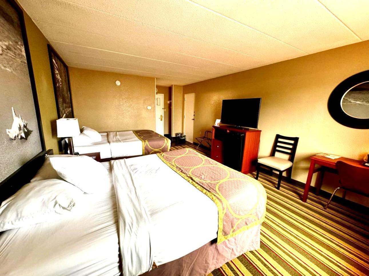 Super 8 by Wyndham Frederick photo 34