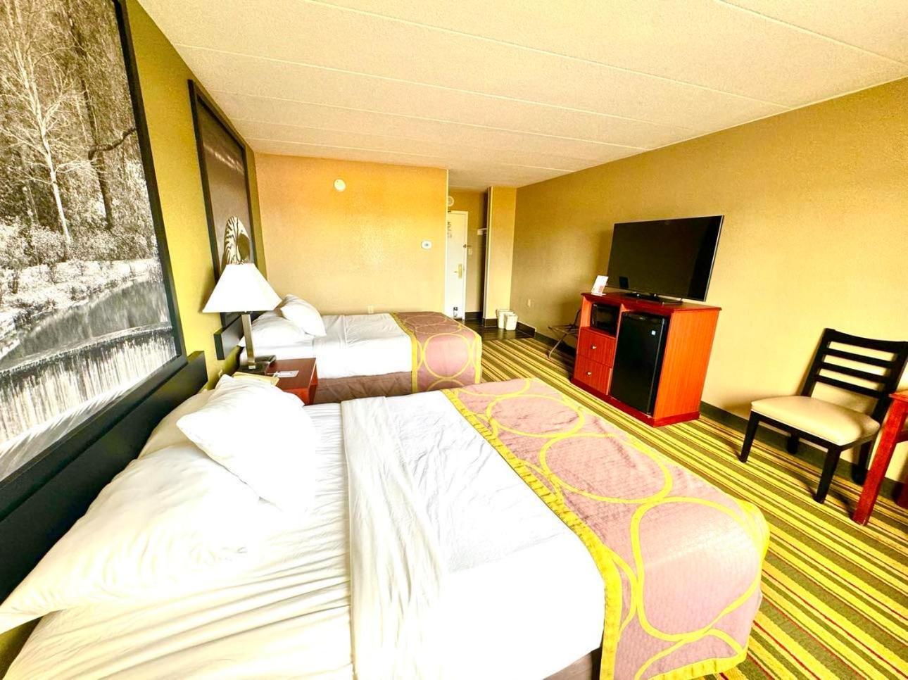Super 8 by Wyndham Frederick photo 36