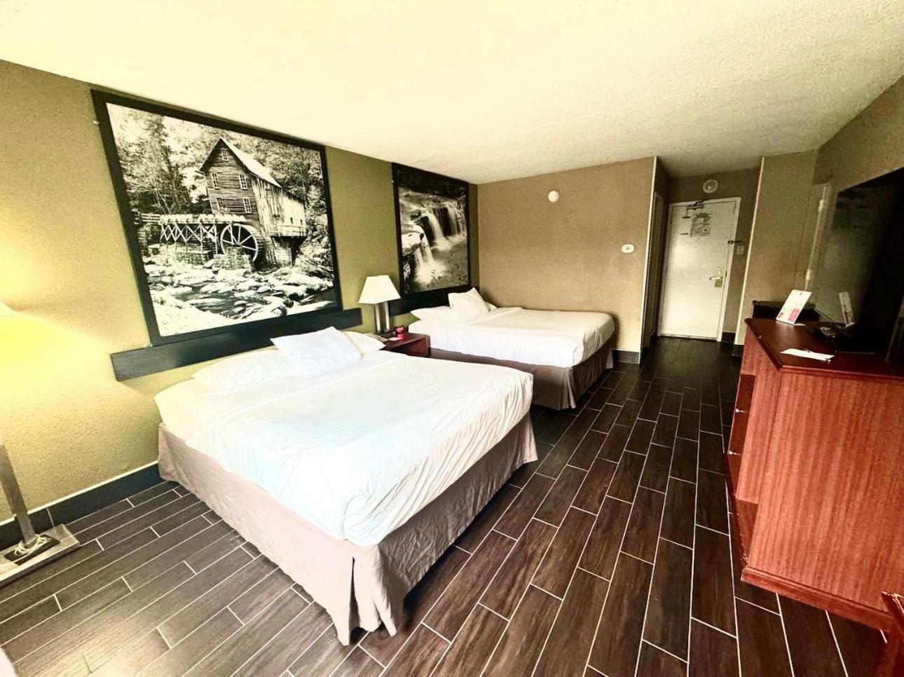 Super 8 by Wyndham Frederick photo 37
