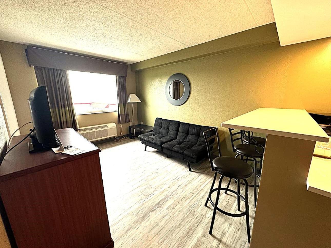 Super 8 by Wyndham Frederick photo 38
