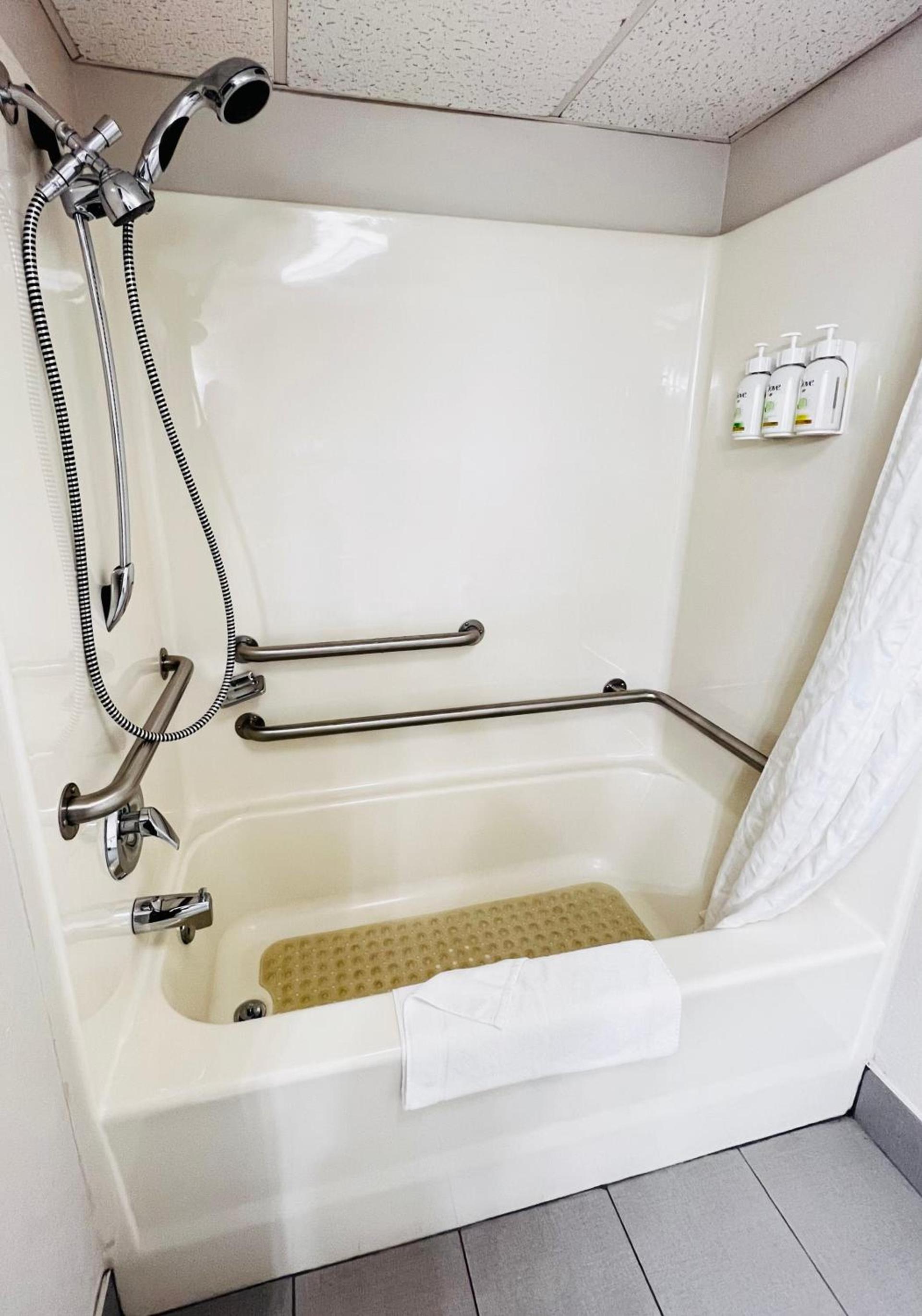 Baymont by Wyndham Marinette photo 36