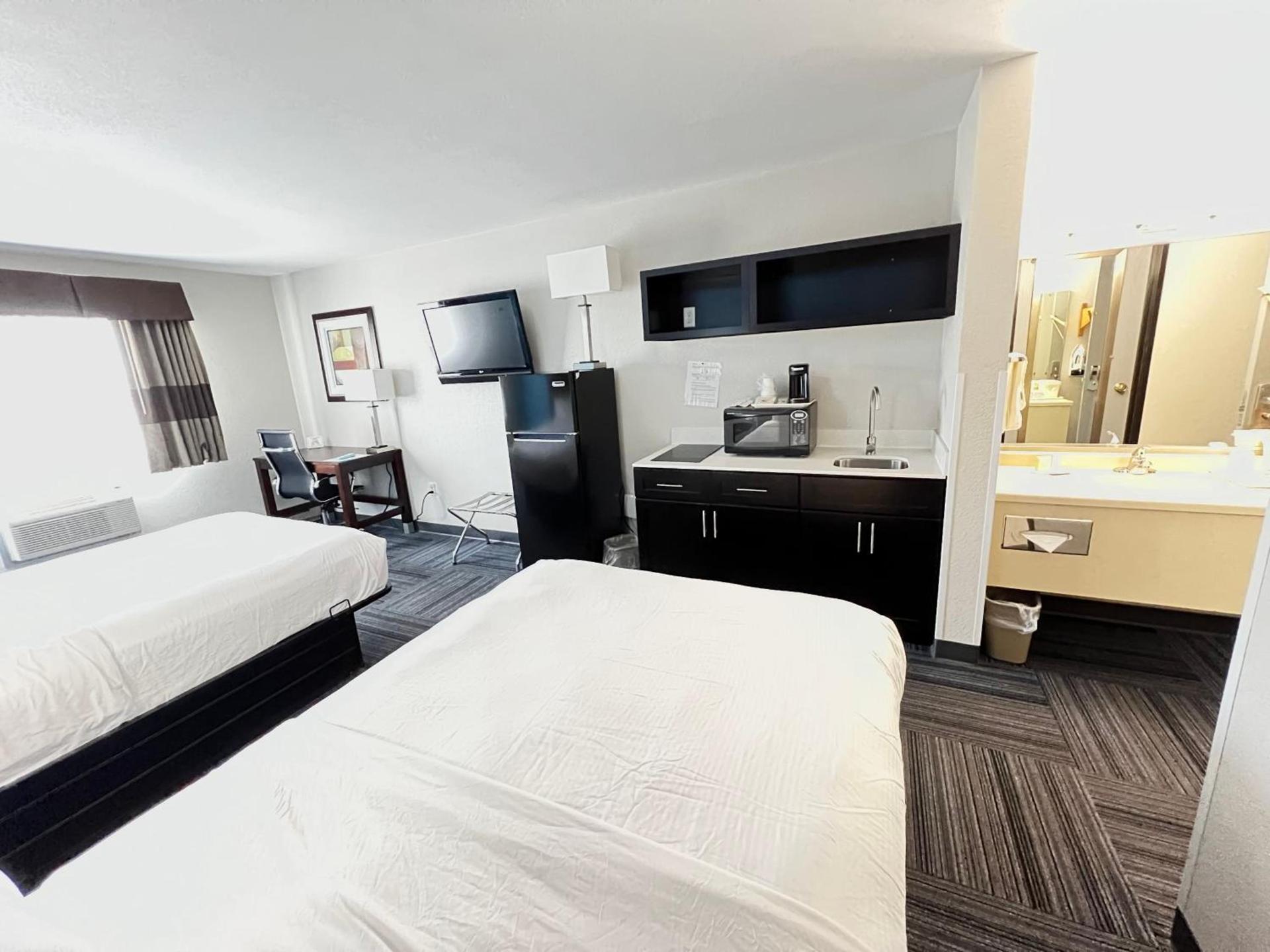 Baymont by Wyndham Marinette photo 42