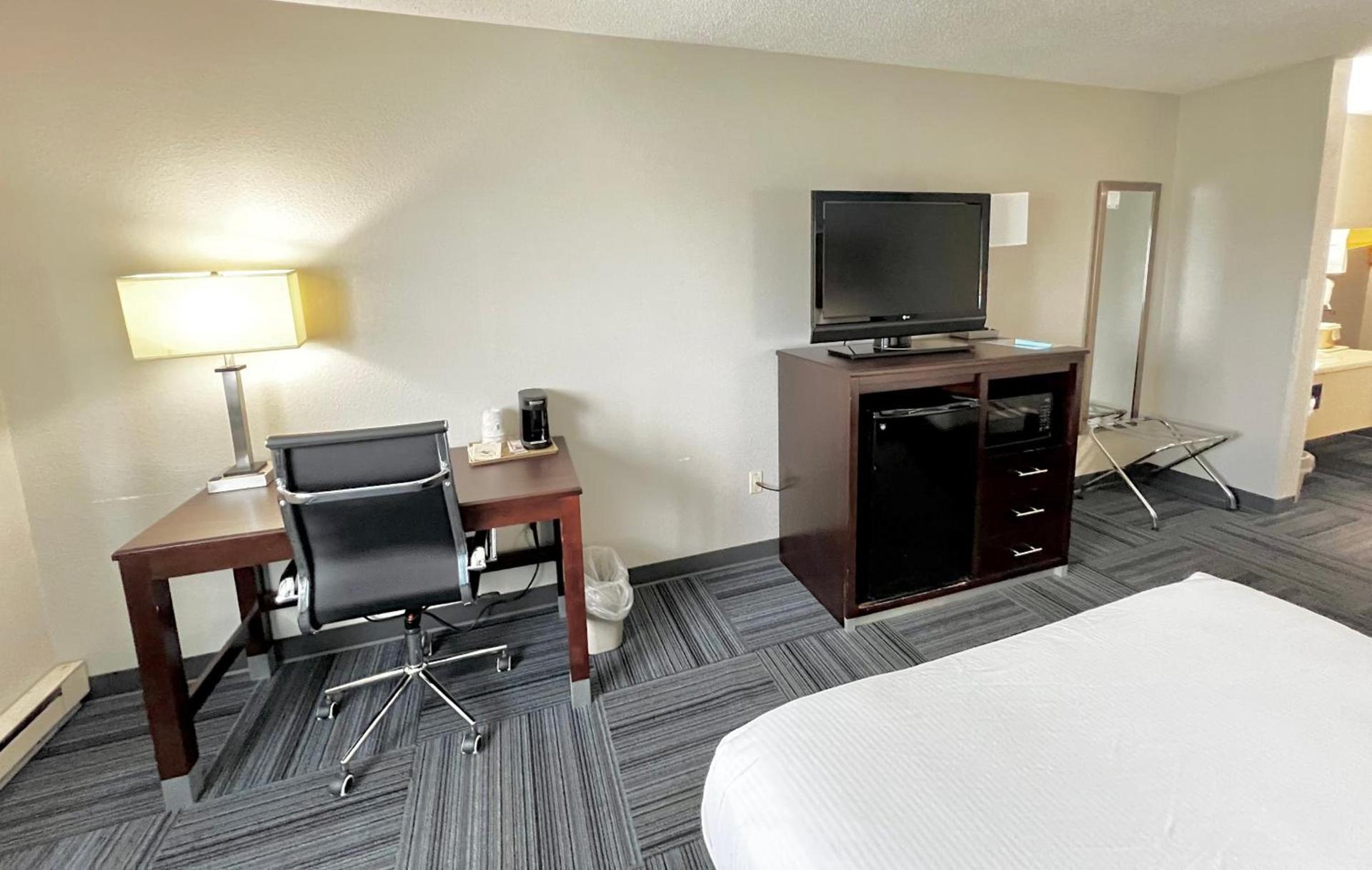 Baymont by Wyndham Marinette photo 53