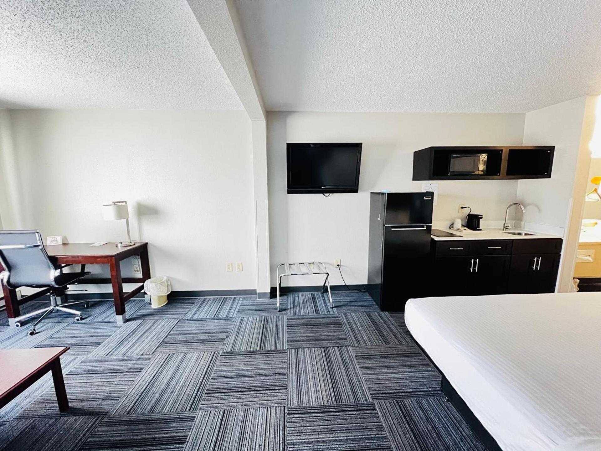 Baymont by Wyndham Marinette photo 52