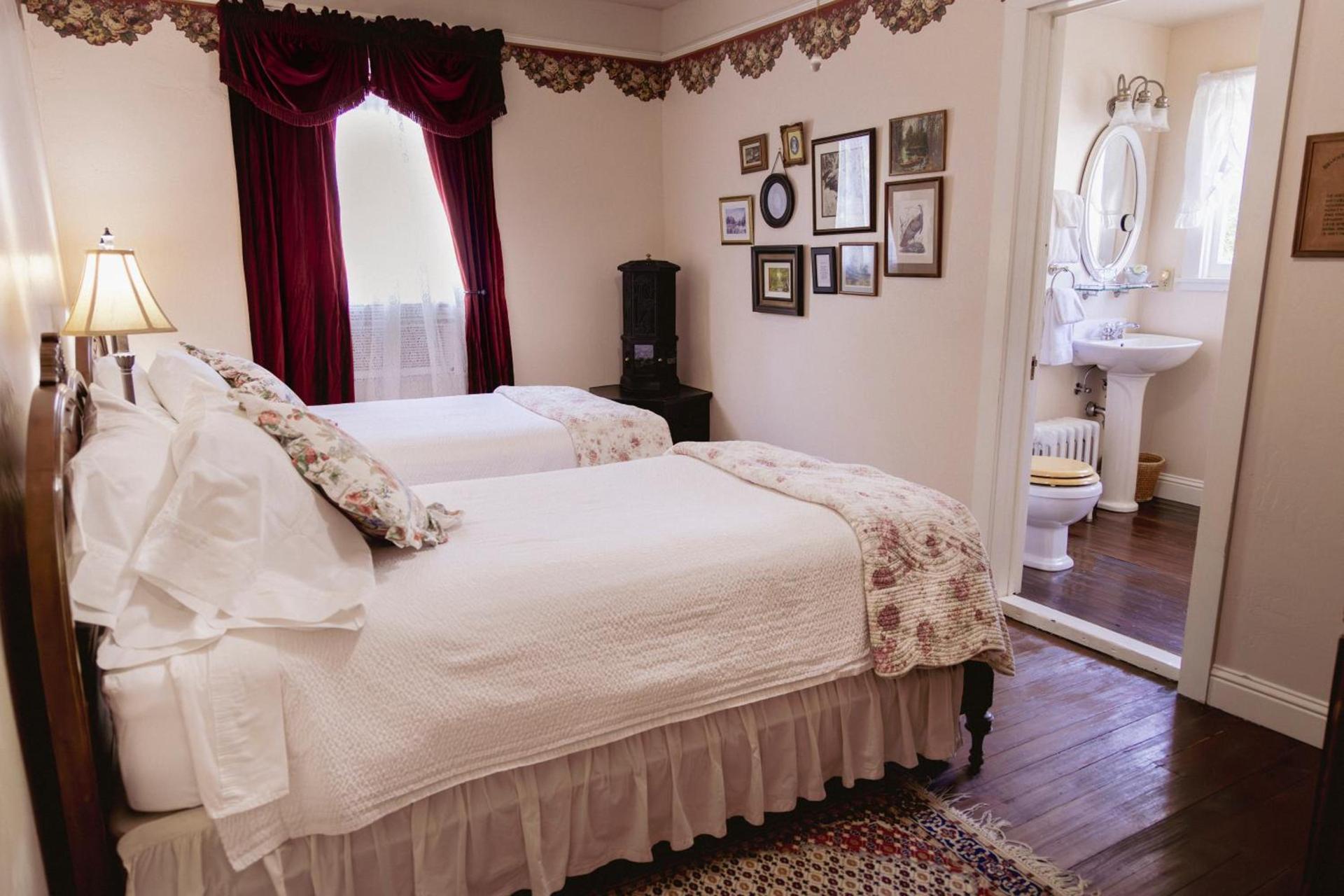 Weaverville Hotel photo 10