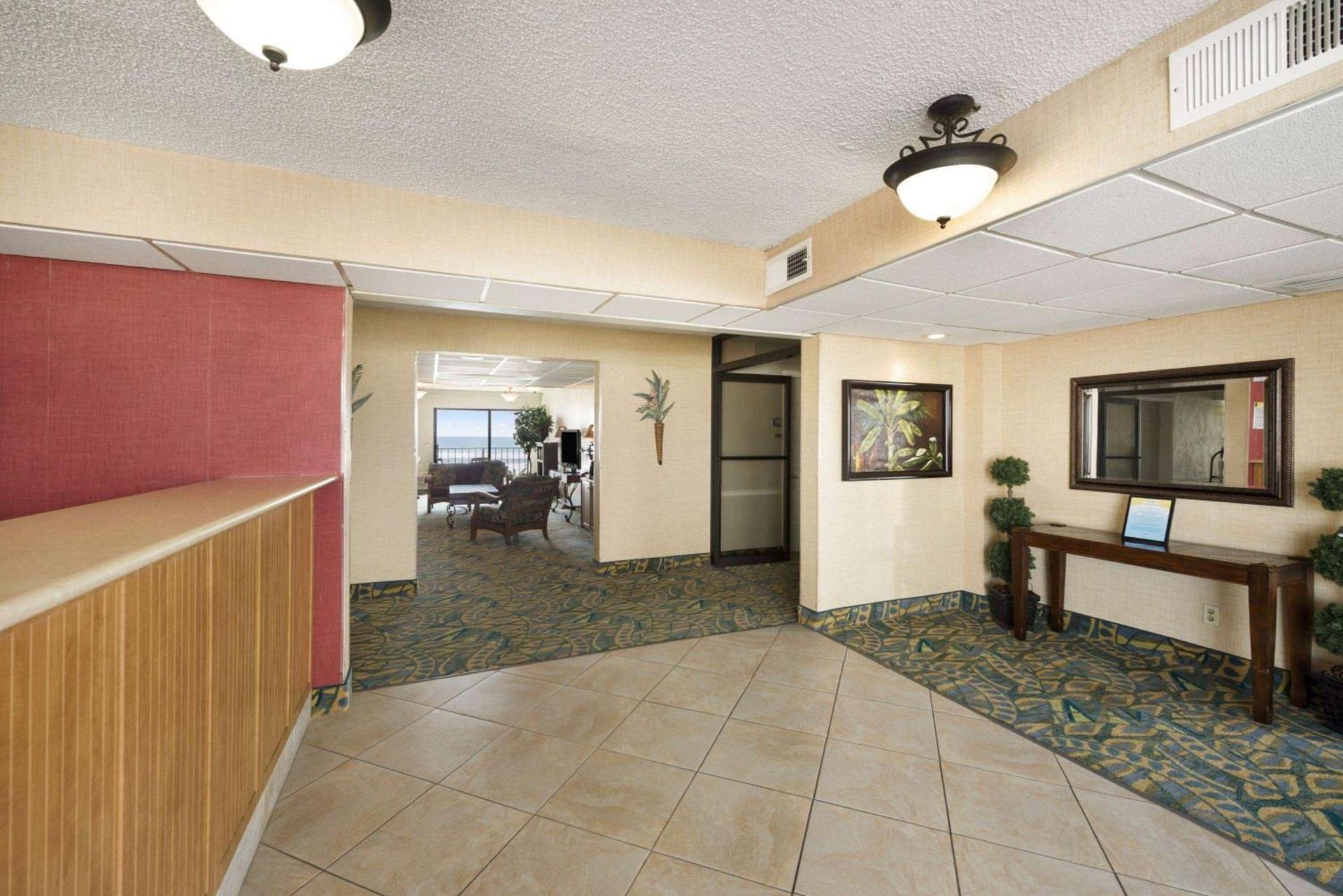 Days Inn by Wyndham Daytona Oceanfront photo 2