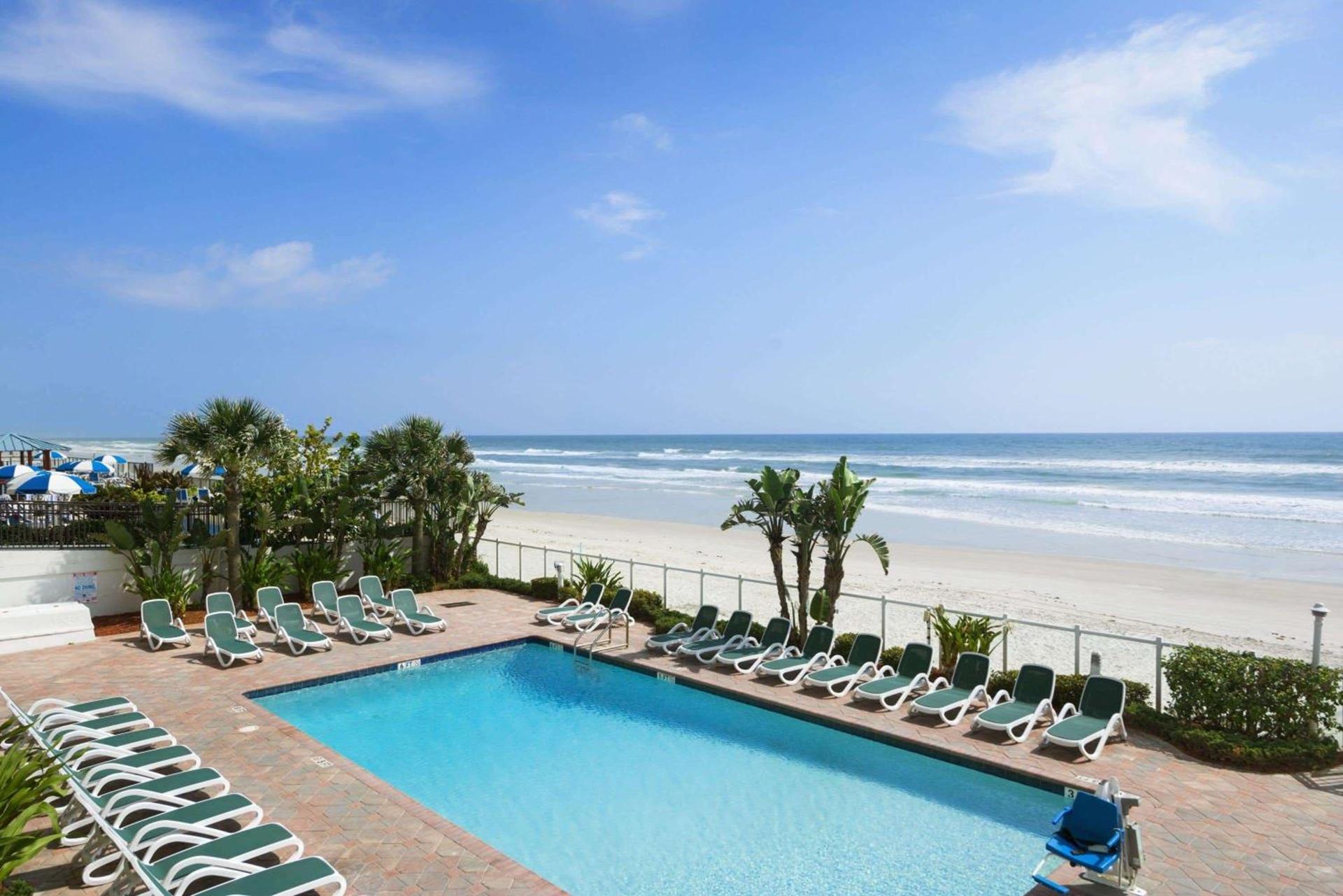 Days Inn by Wyndham Daytona Oceanfront photo 3
