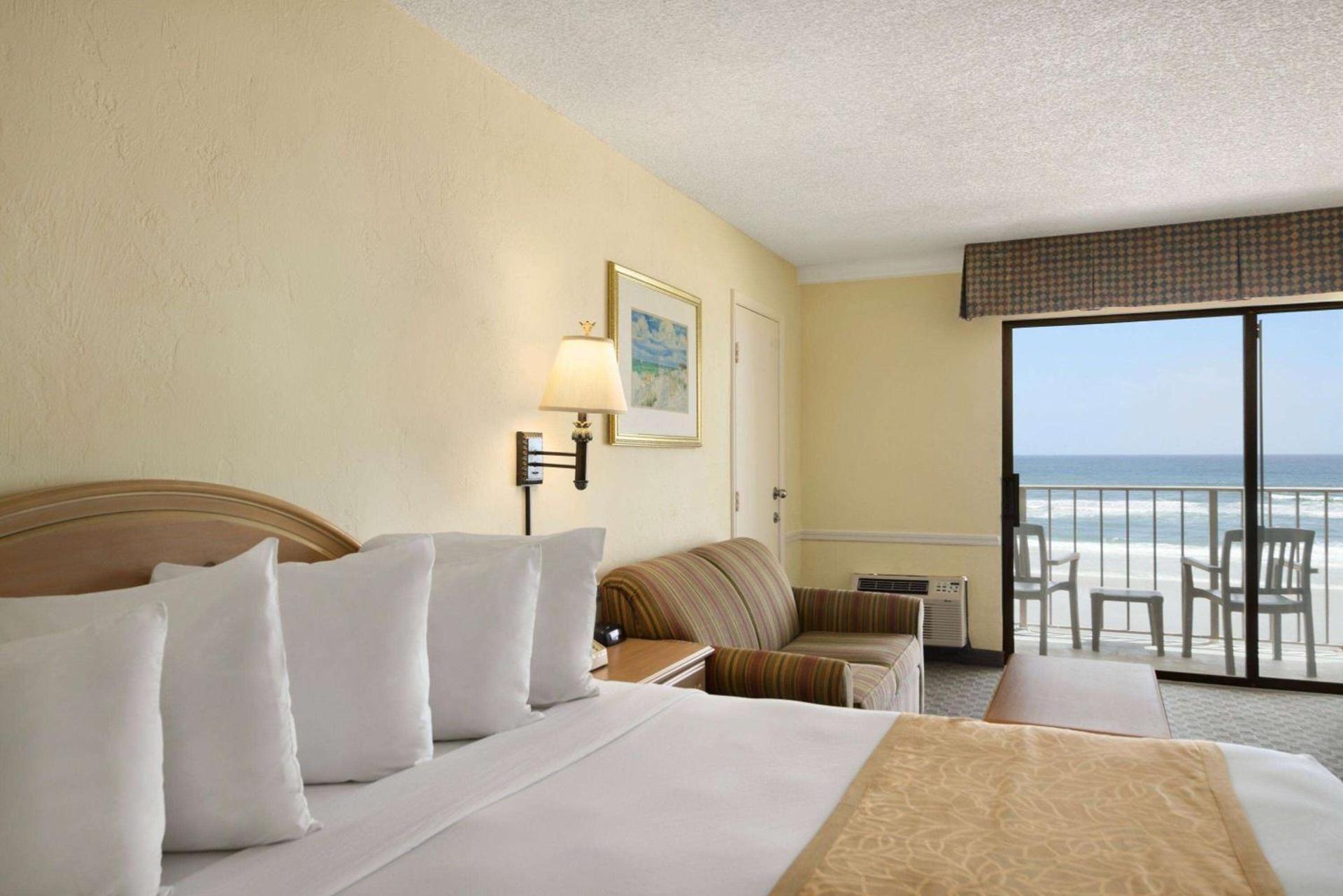 Days Inn by Wyndham Daytona Oceanfront photo 7