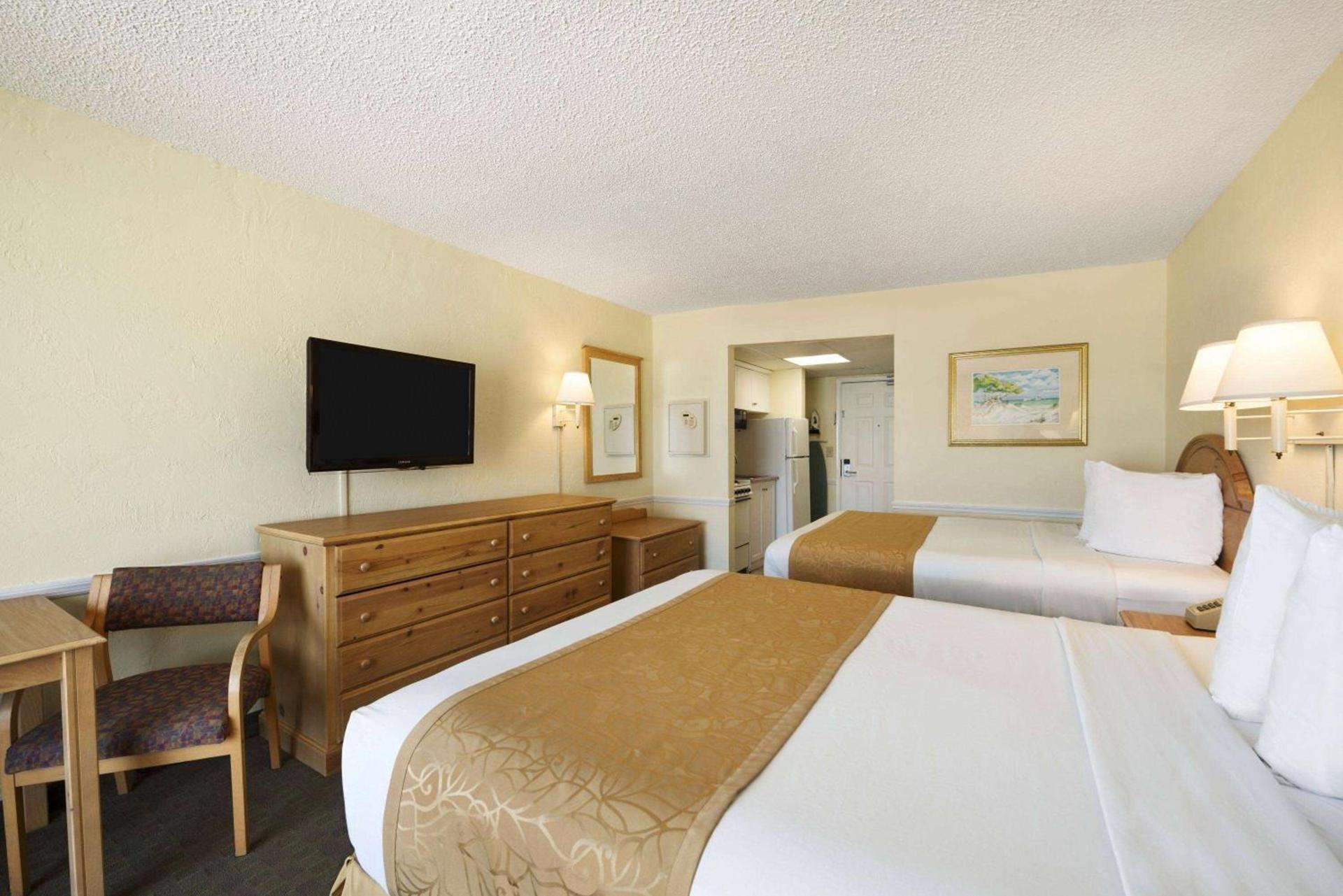 Days Inn by Wyndham Daytona Oceanfront photo 9