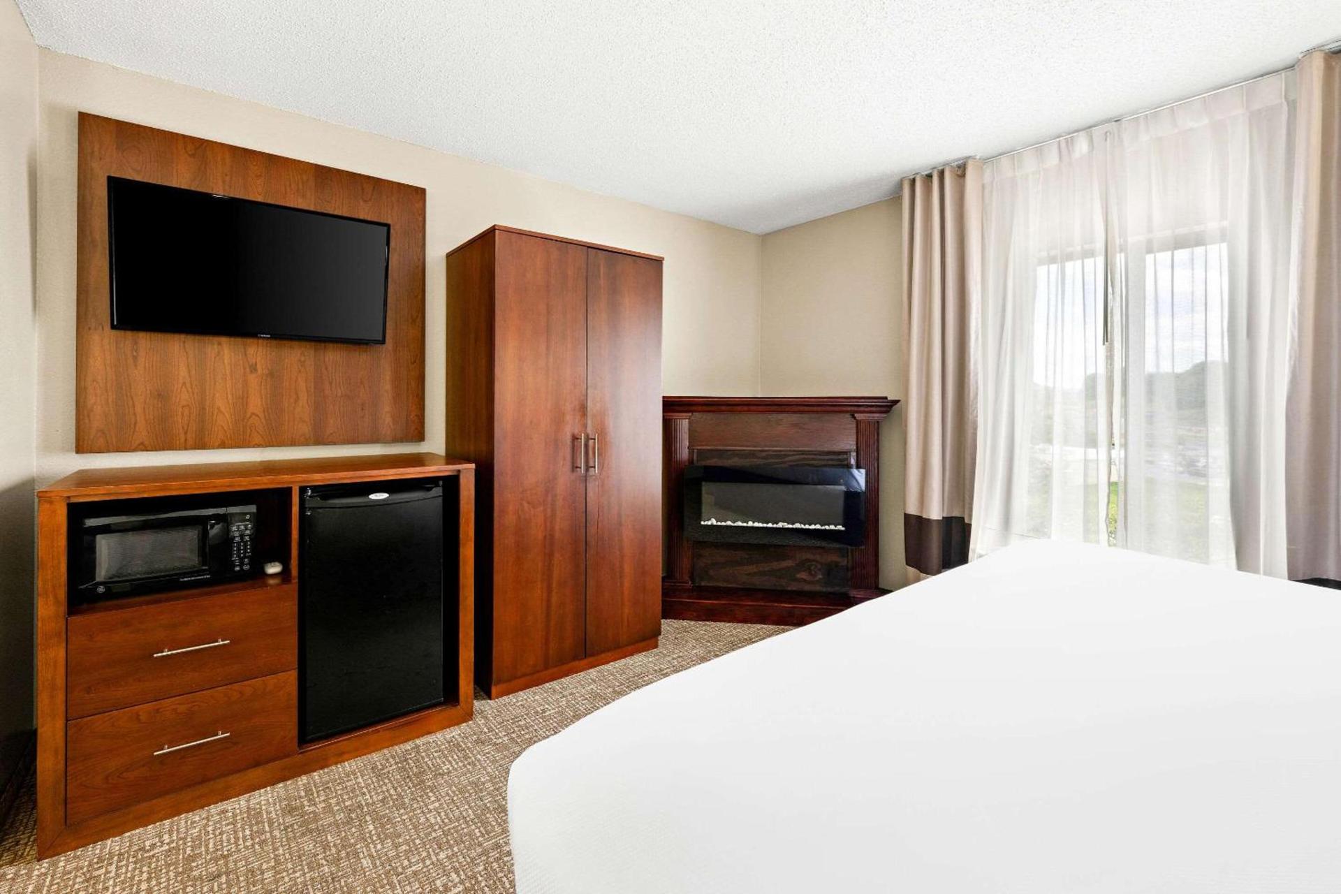 Comfort Suites Abingdon I-81 photo 23