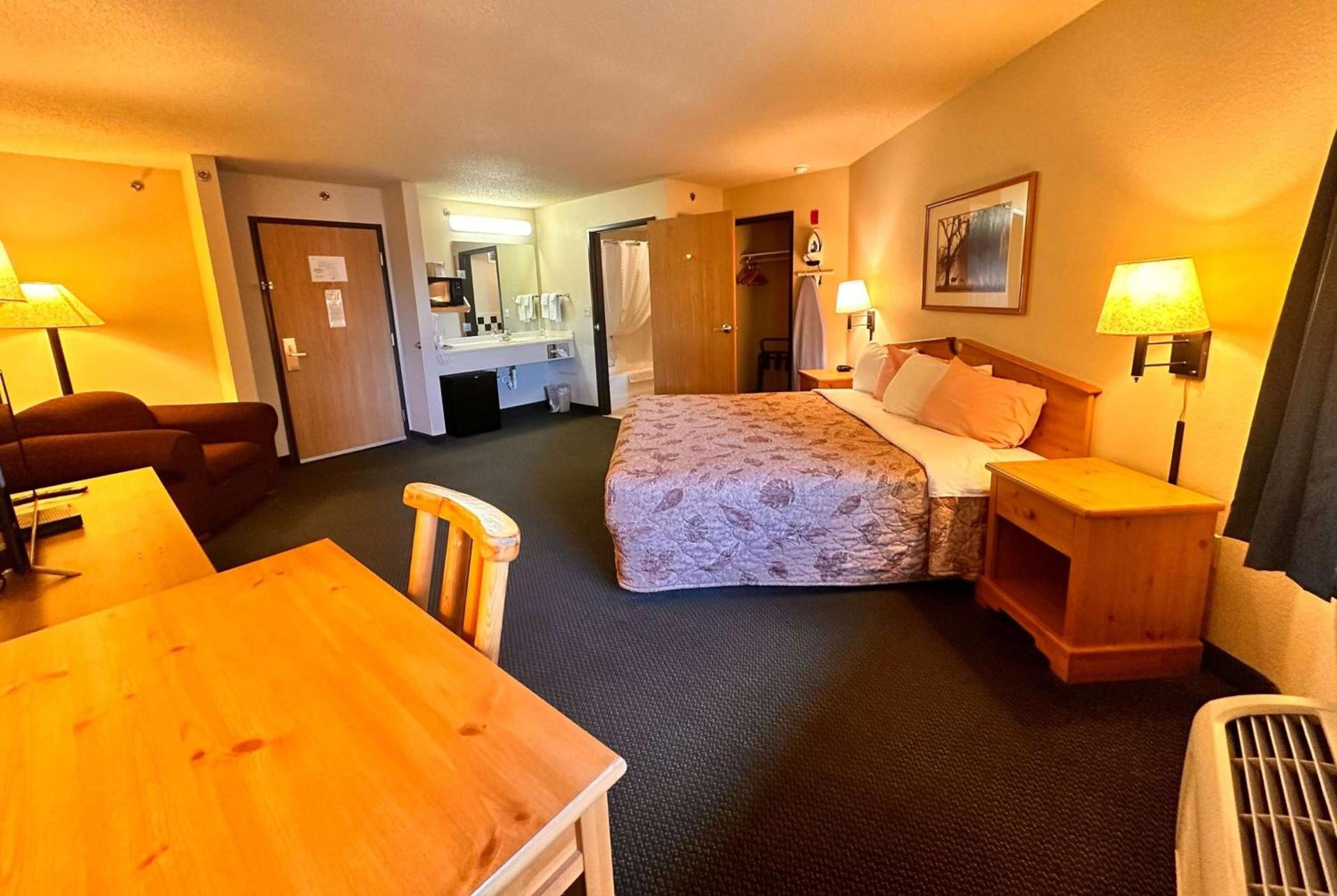 Shell Lake Lodge, a Travelodge by Wyndham photo 2