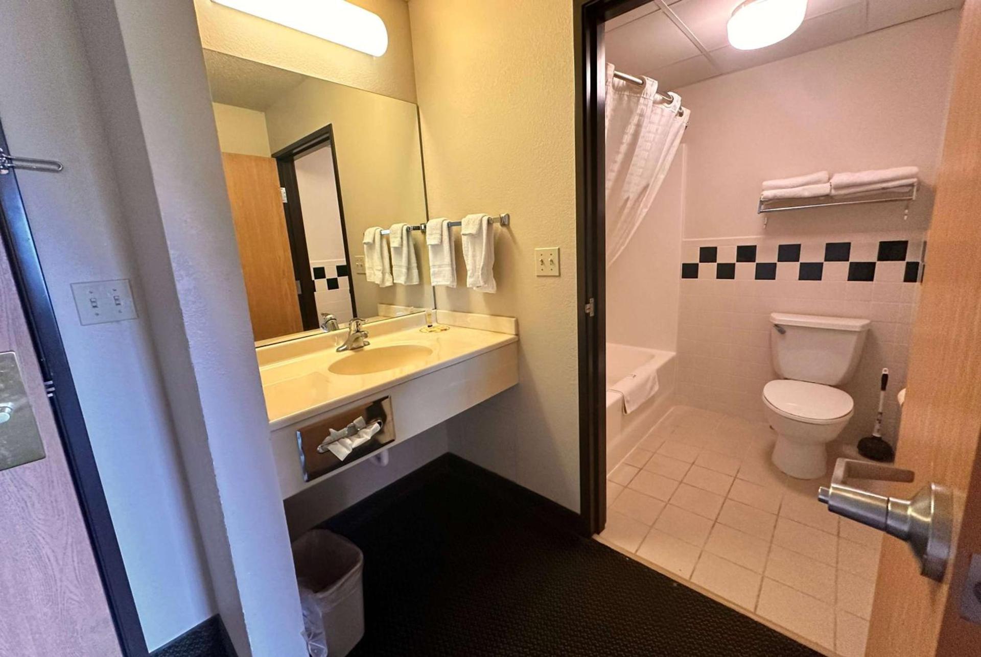 Shell Lake Lodge, a Travelodge by Wyndham photo 15