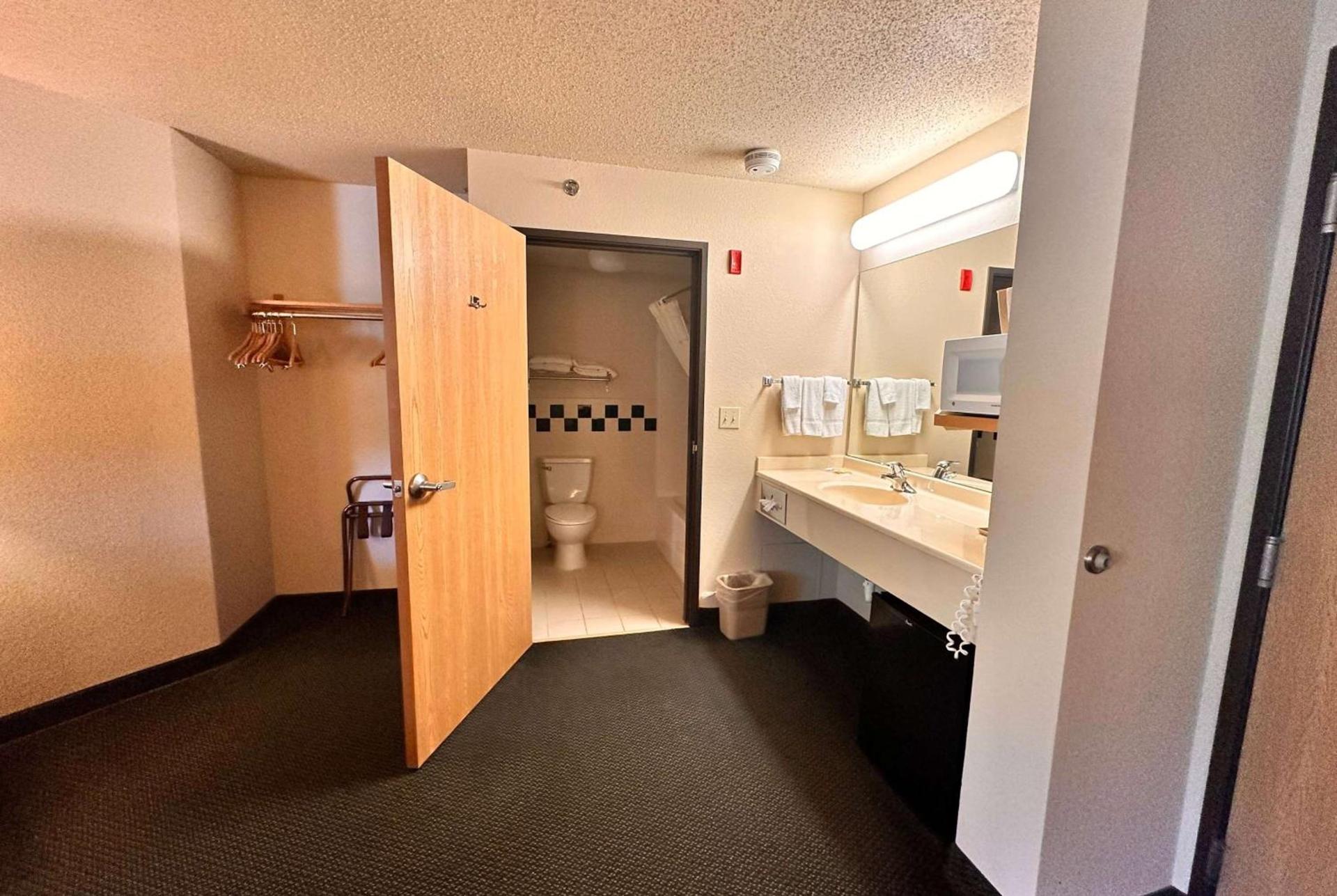 Shell Lake Lodge, a Travelodge by Wyndham photo 16