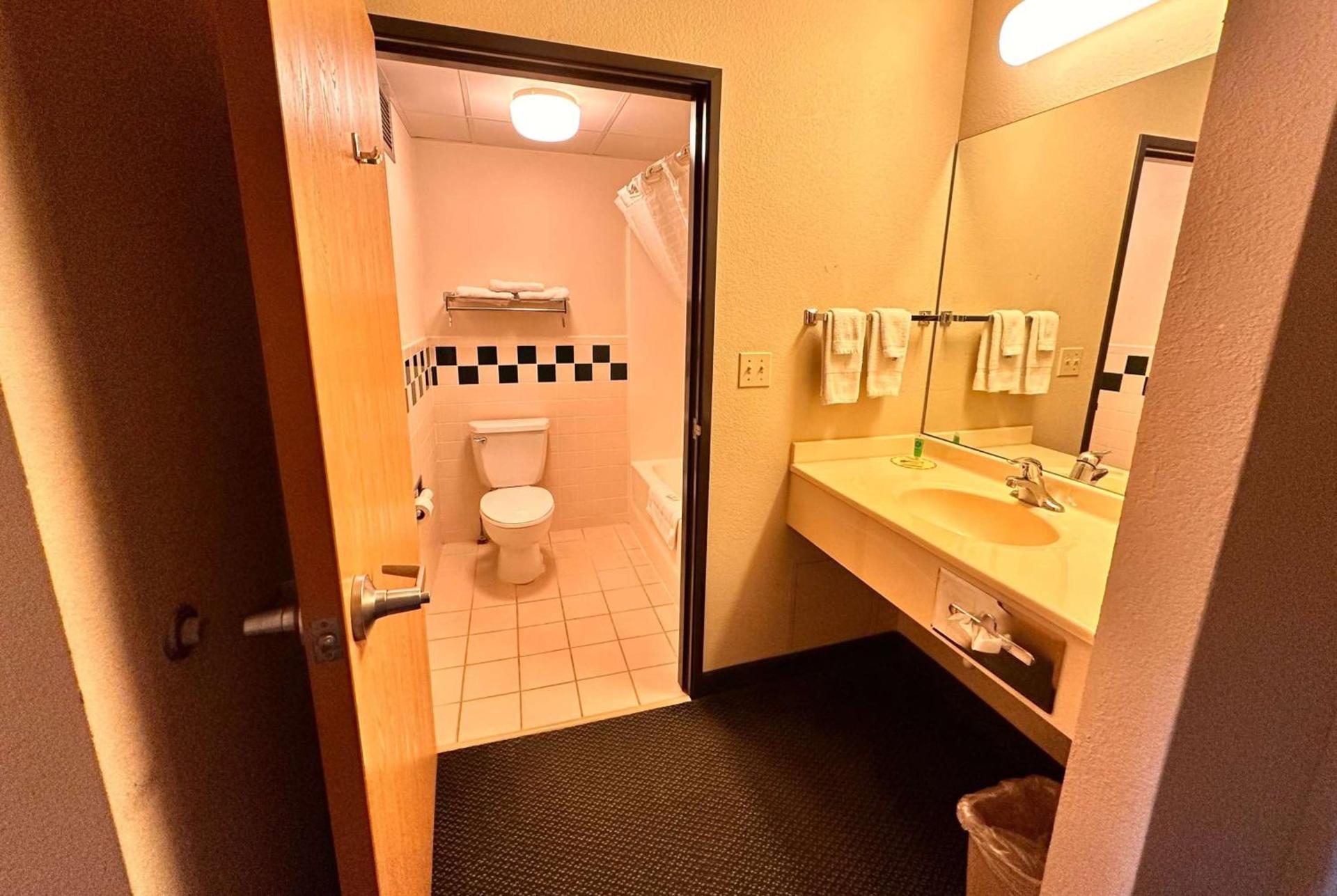 Shell Lake Lodge, a Travelodge by Wyndham photo 18