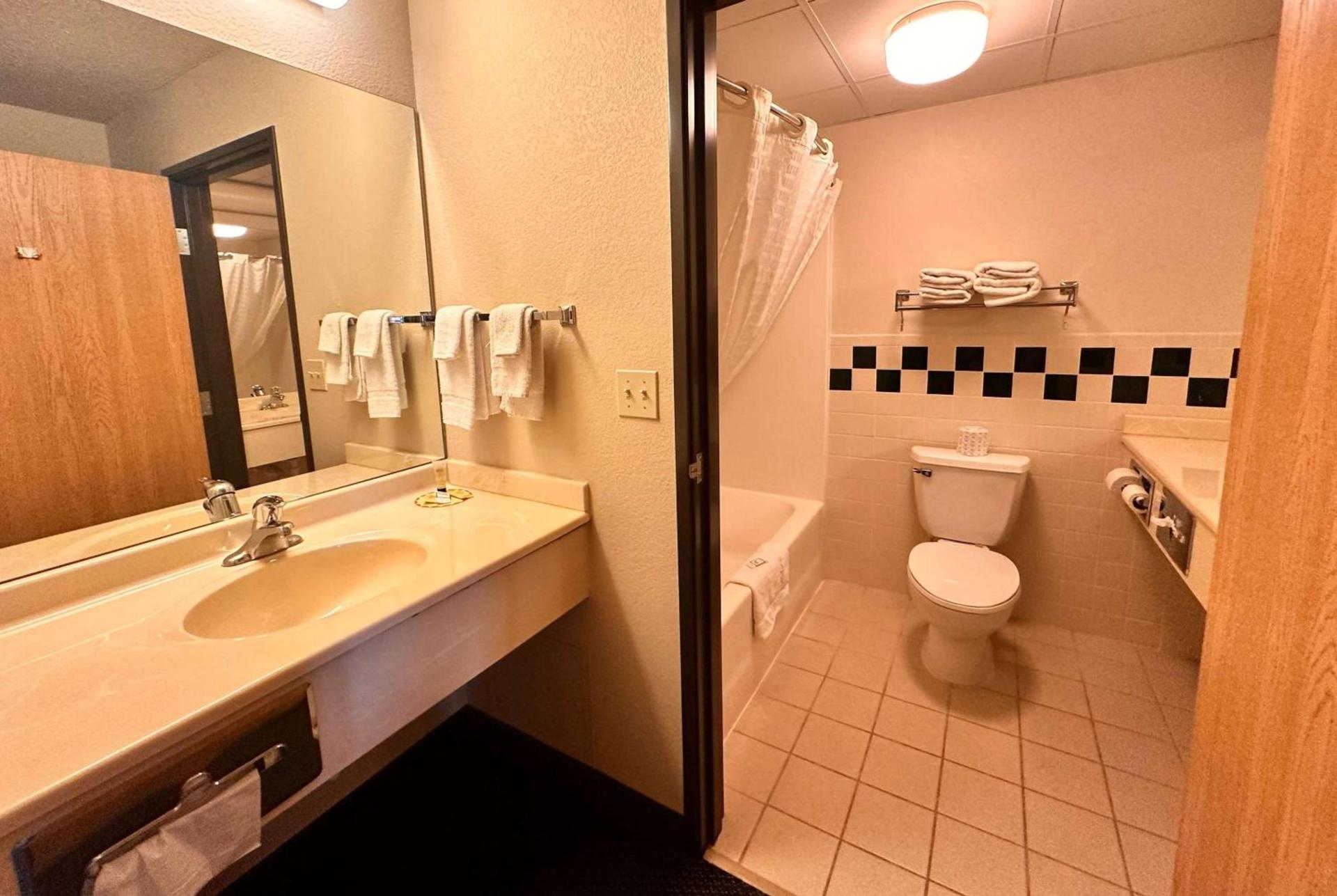 Shell Lake Lodge, a Travelodge by Wyndham photo 17