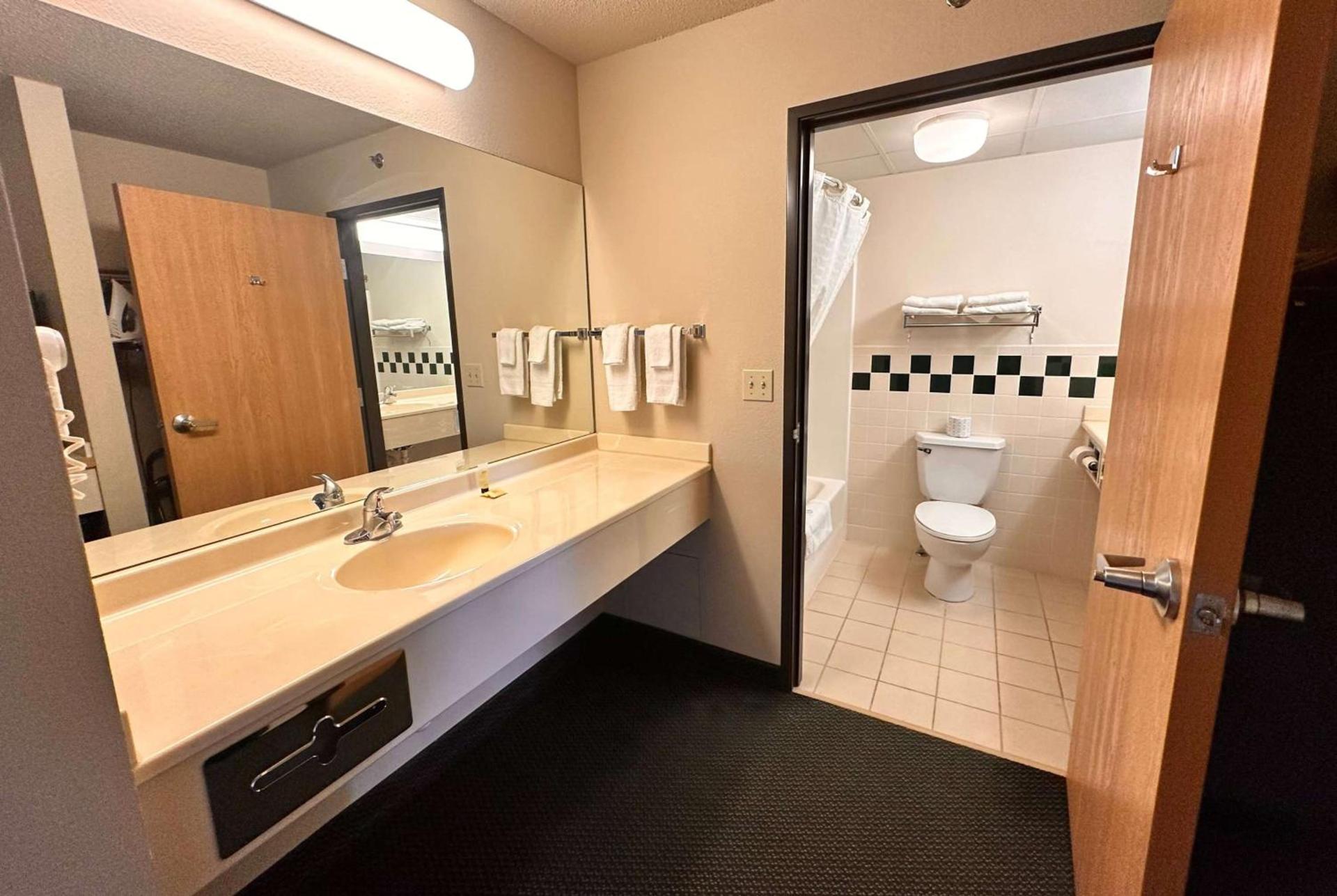 Shell Lake Lodge, a Travelodge by Wyndham photo 19