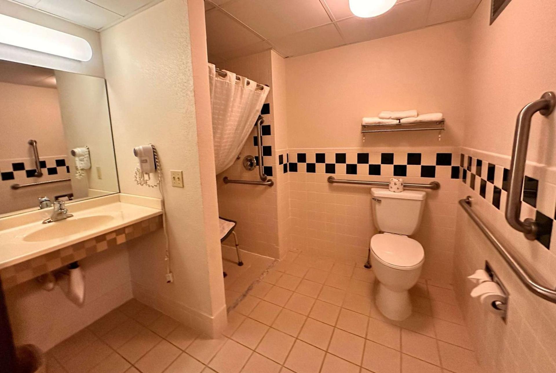Shell Lake Lodge, a Travelodge by Wyndham photo 20