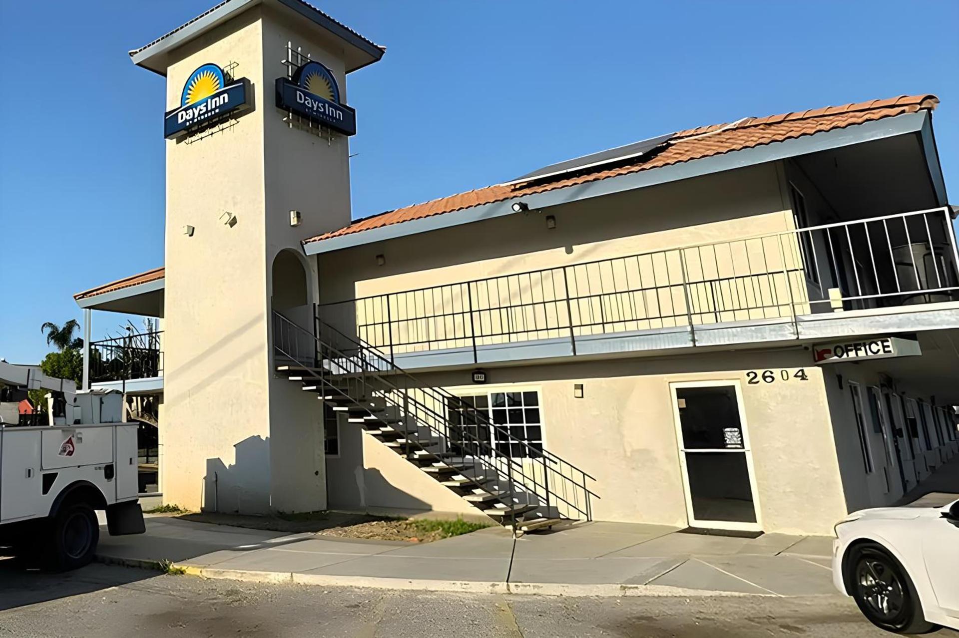 Days-Inn by Wyndham Bakersfield photo 3