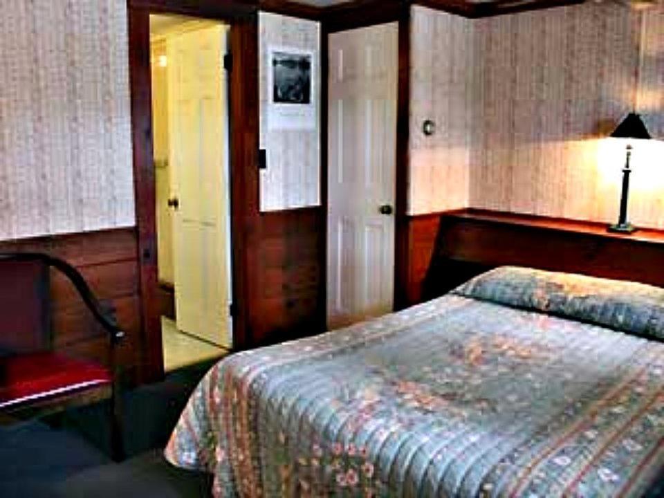 White Trellis Motel photo 11