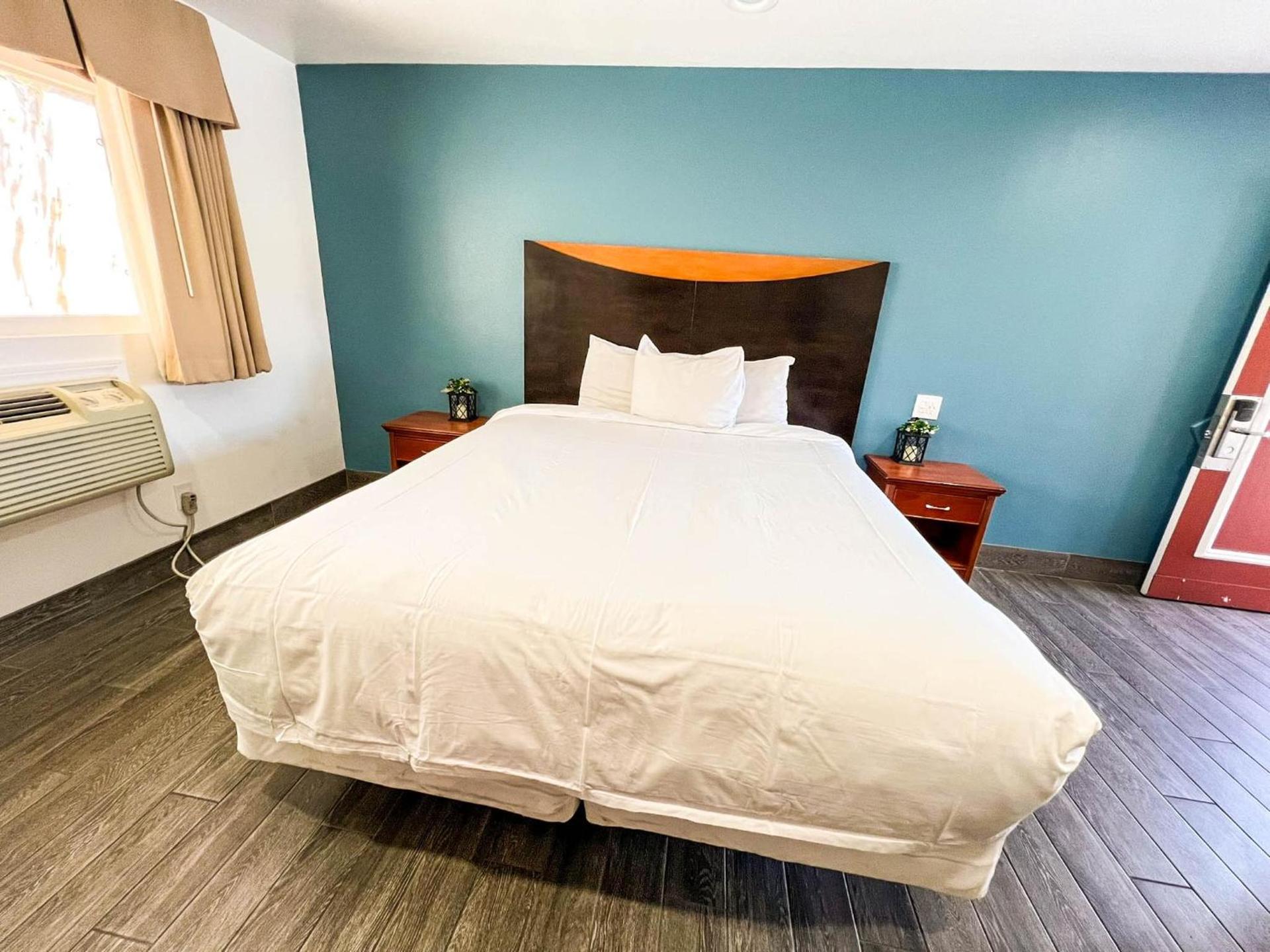 Town and Country Inn photo 65